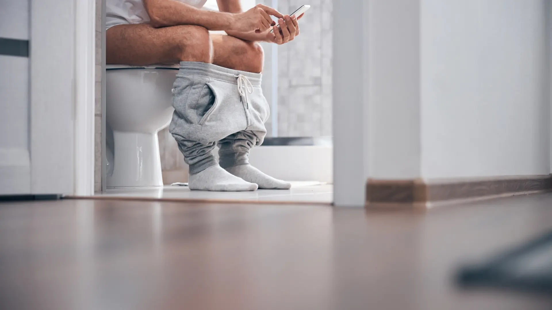 Usar el móvil en el baño aumenta el riesgo de sufrir hemorroides, según un nuevo estudio