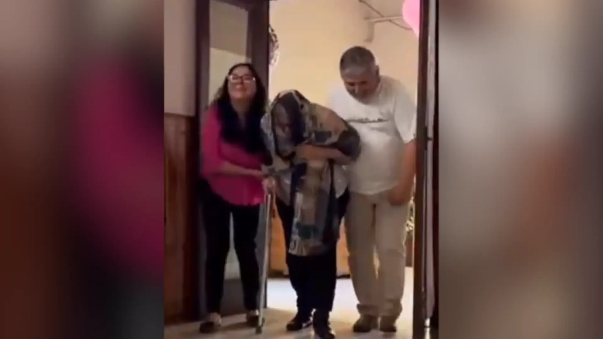 Una mujer llega a su 90 cumpleaños casi sin poder andar... y sorprende a todos bailando como loca