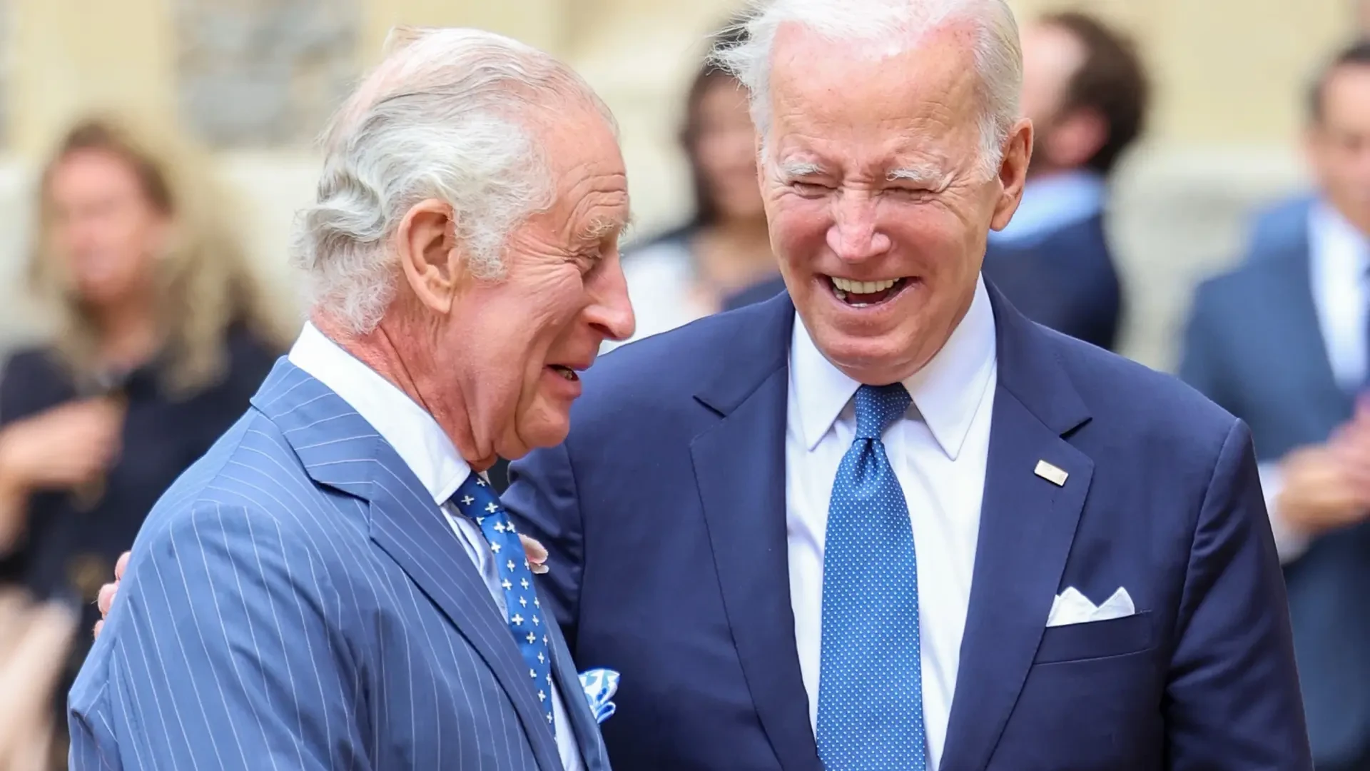 Así se encuentra Carlos III de Inglaterra: de su carta personal a Joe Biden tras anunciar que padece cáncer al uso de un bastón
