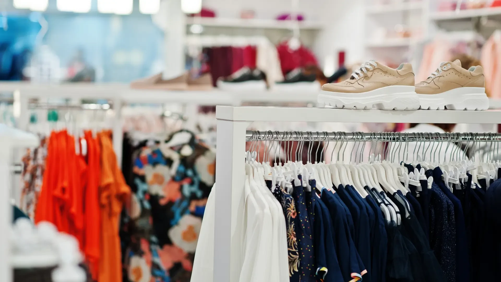 Los grandes del textil tiran de IA como 'personal shopper' en sus tiendas