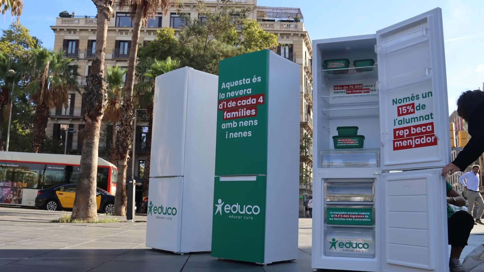 La ONG Educo denuncia con neveras vacías en la calle que la beca comedor solo llega a la mitad de los niños catalanes que la necesitan