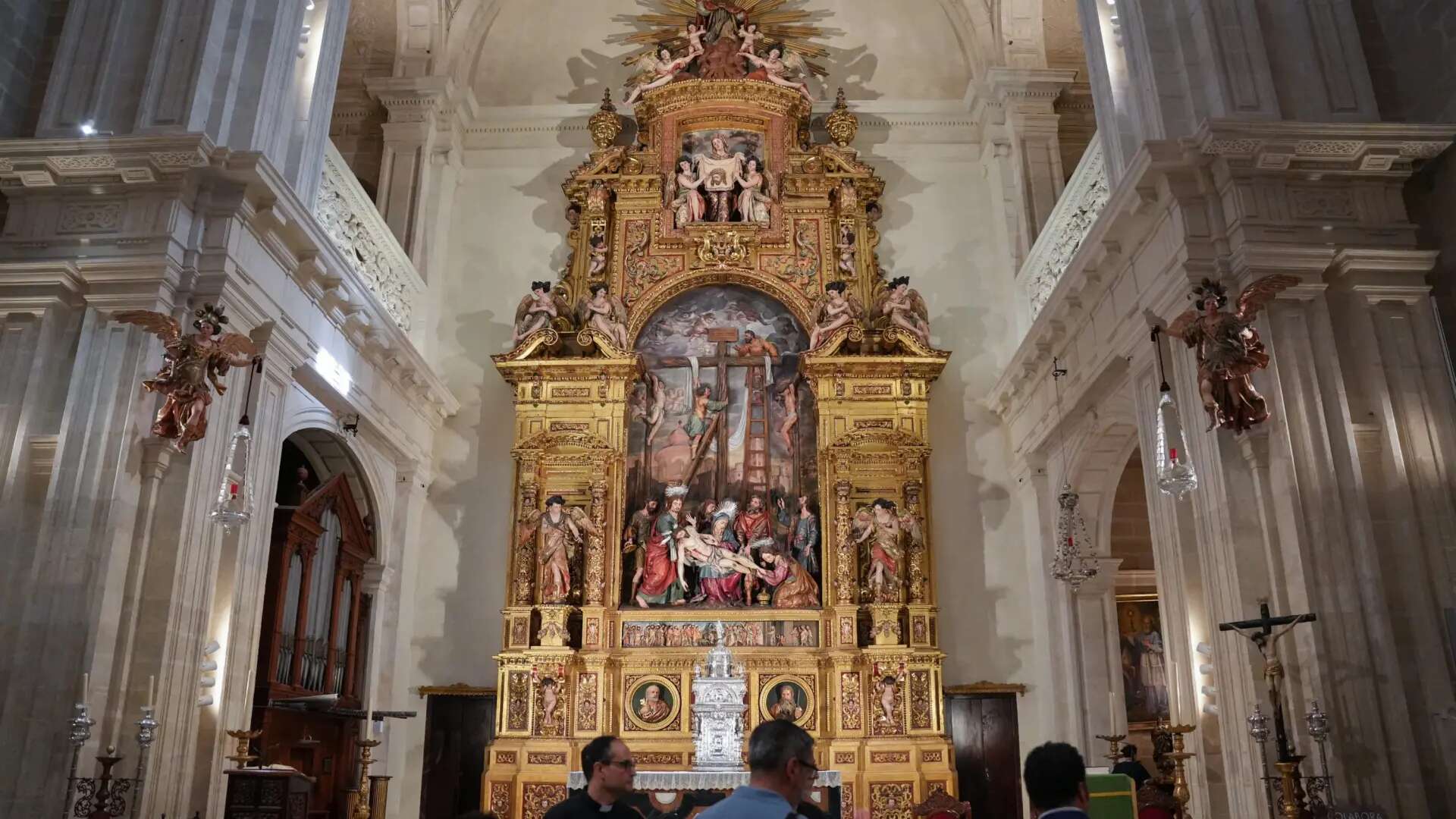 El retablo mayor del Sagrario de la Catedral de Sevilla vuelve a lucir en todo su esplendor