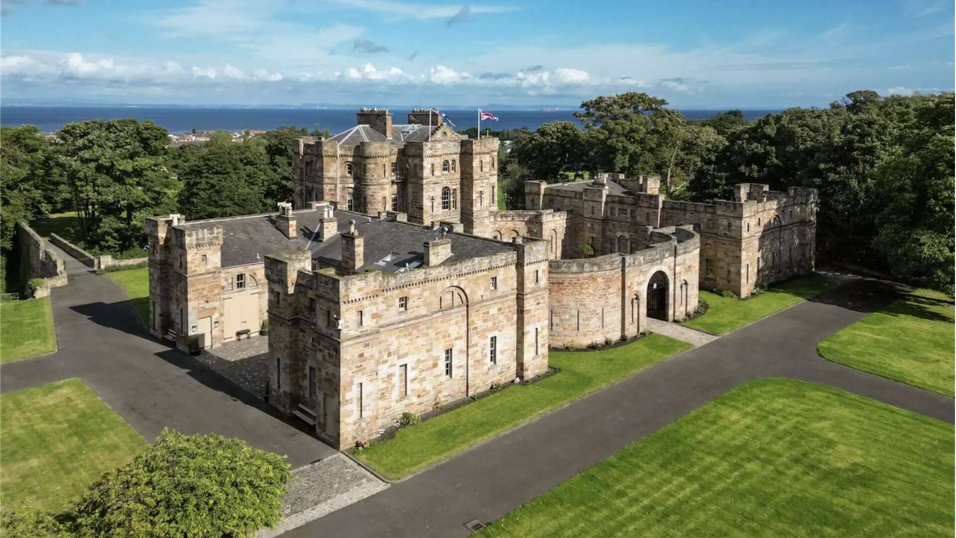 El castillo con más de 200 años de historia que fue refugio de la reina de Esocia y ahora puedes comprar