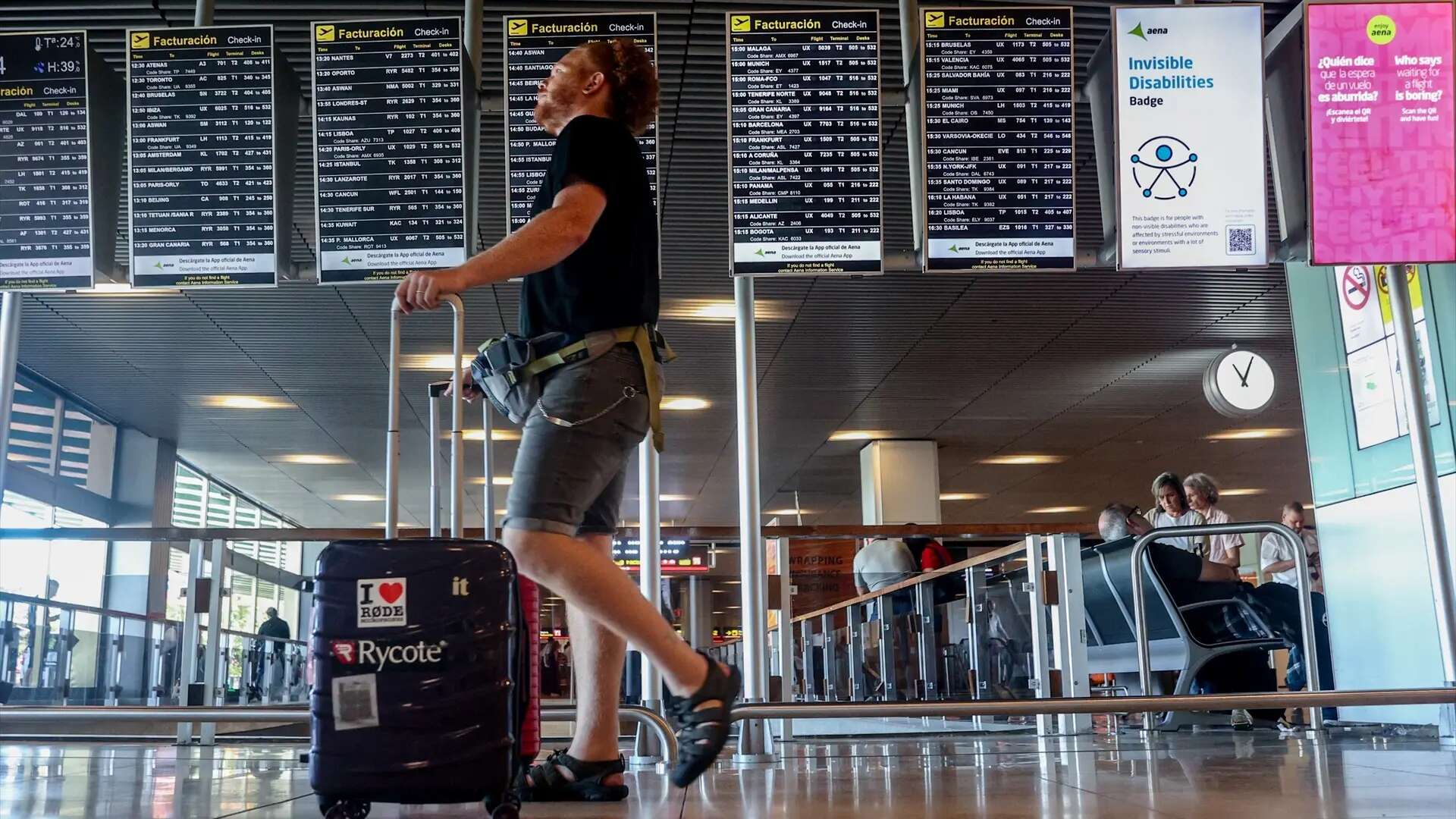 Podrías tener problemas si atas cintas en tus maletas según un empleado de aeropuerto