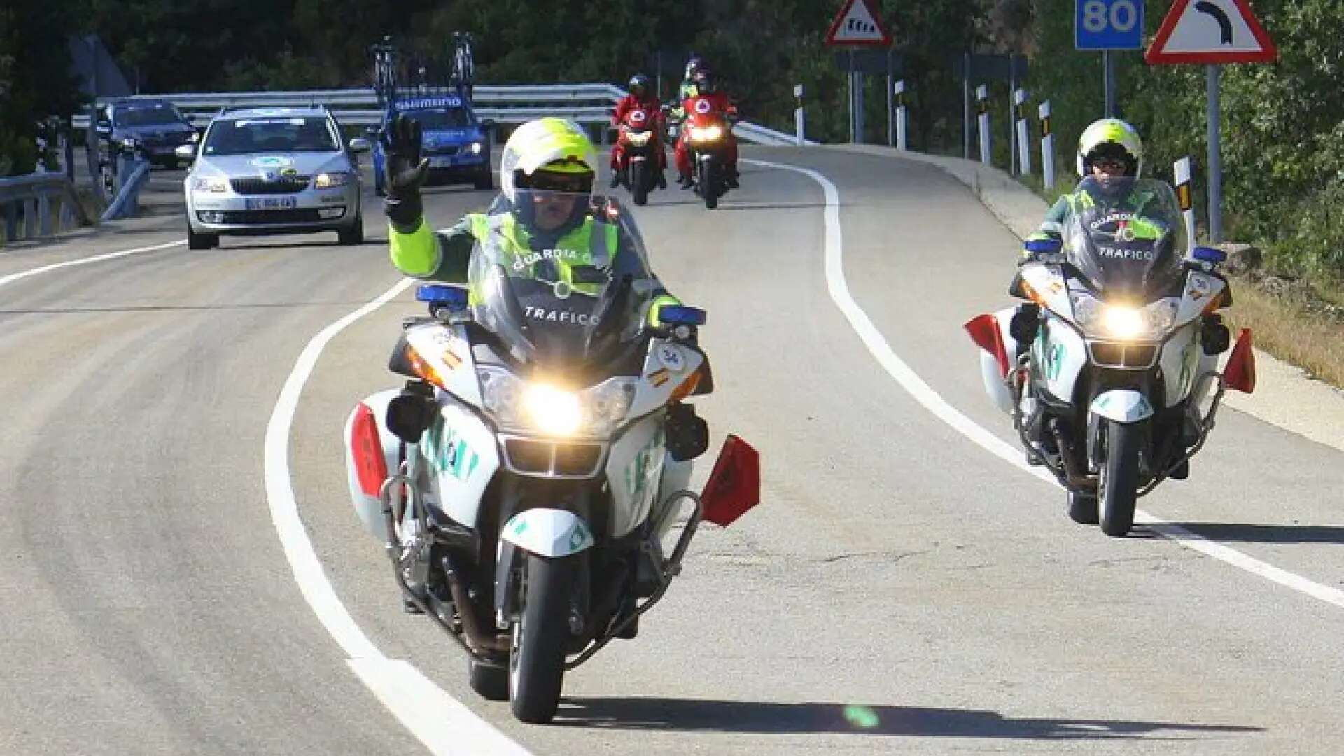 Esto es lo que debes hacer si ves una moto de la Guardia Civil con una bandera verde o roja 