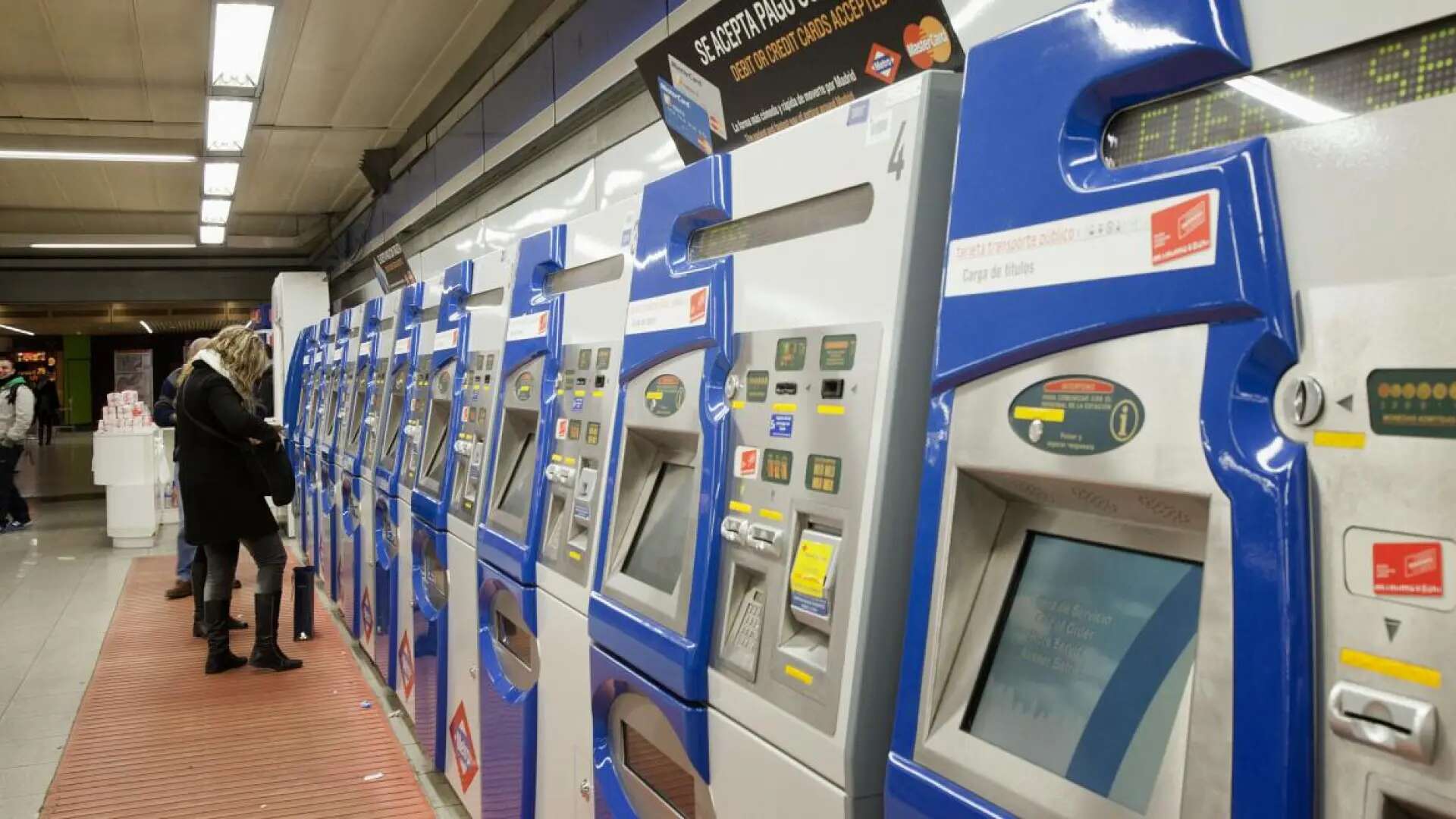 Las ventas de títulos de transporte en Madrid se duplicaron el miércoles por el temor al fin del descuento