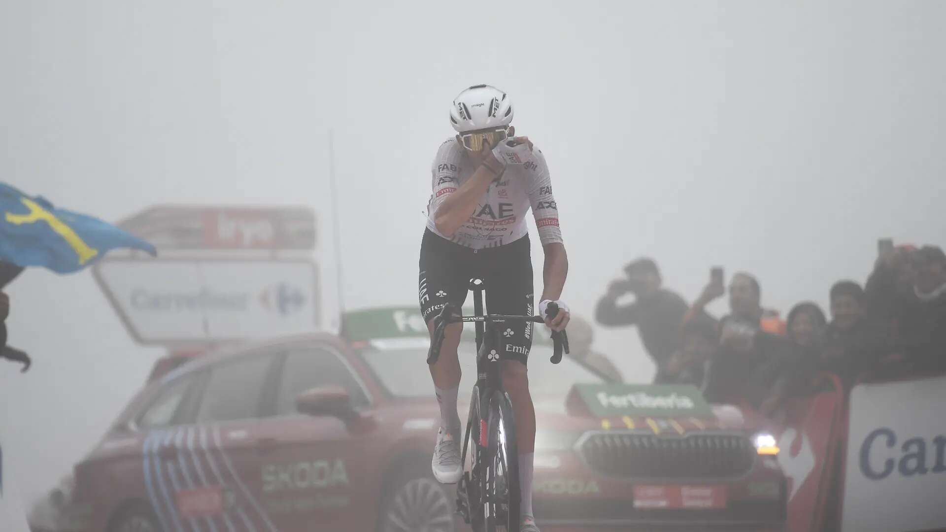 Marc Soler conquista los legendarios Lagos de Covadonga y O'Connor conserva de milagro el liderato en La Vuelta