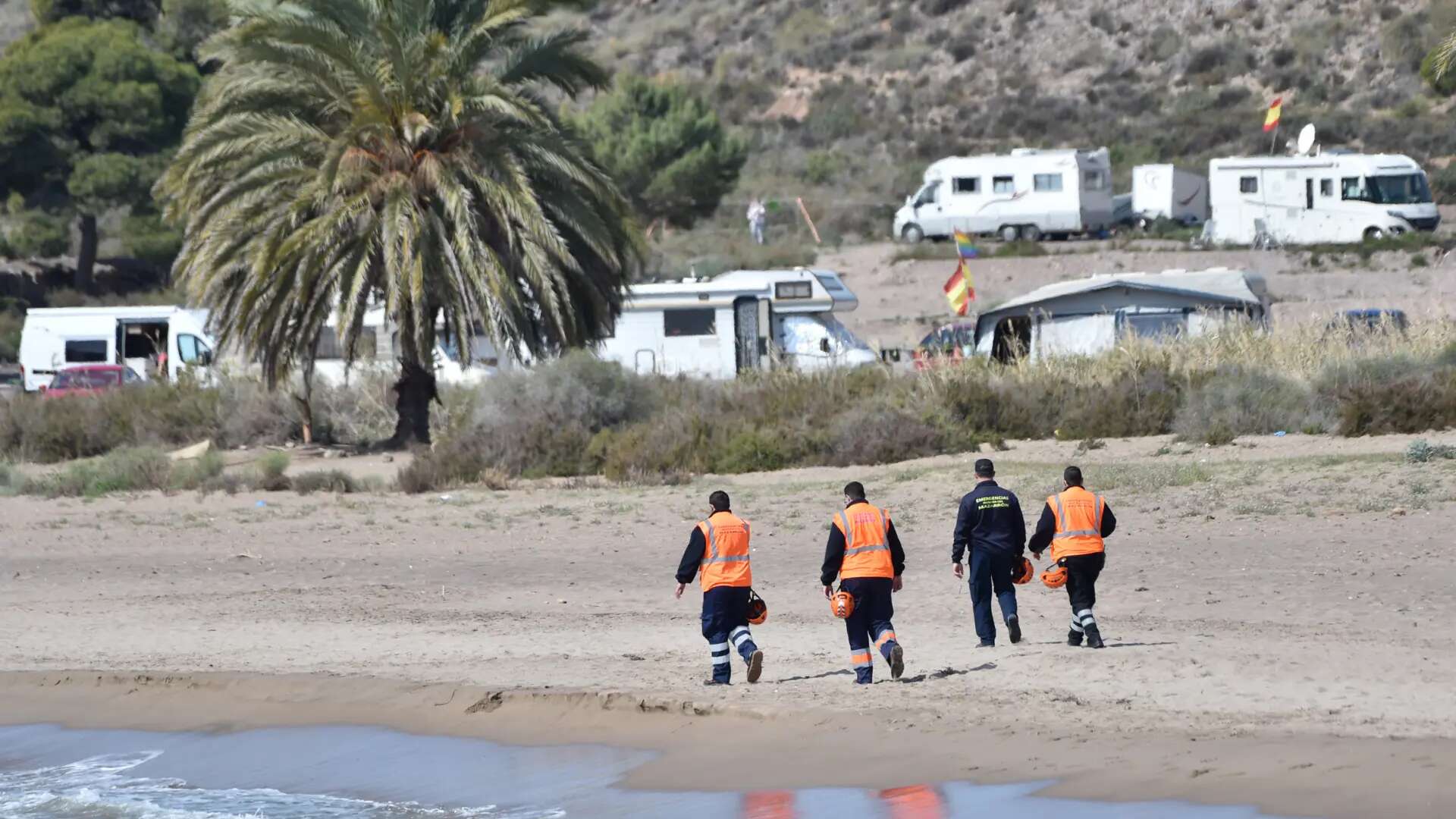 Al menos un muerto tras naufragar una patera frente a la costa murciana