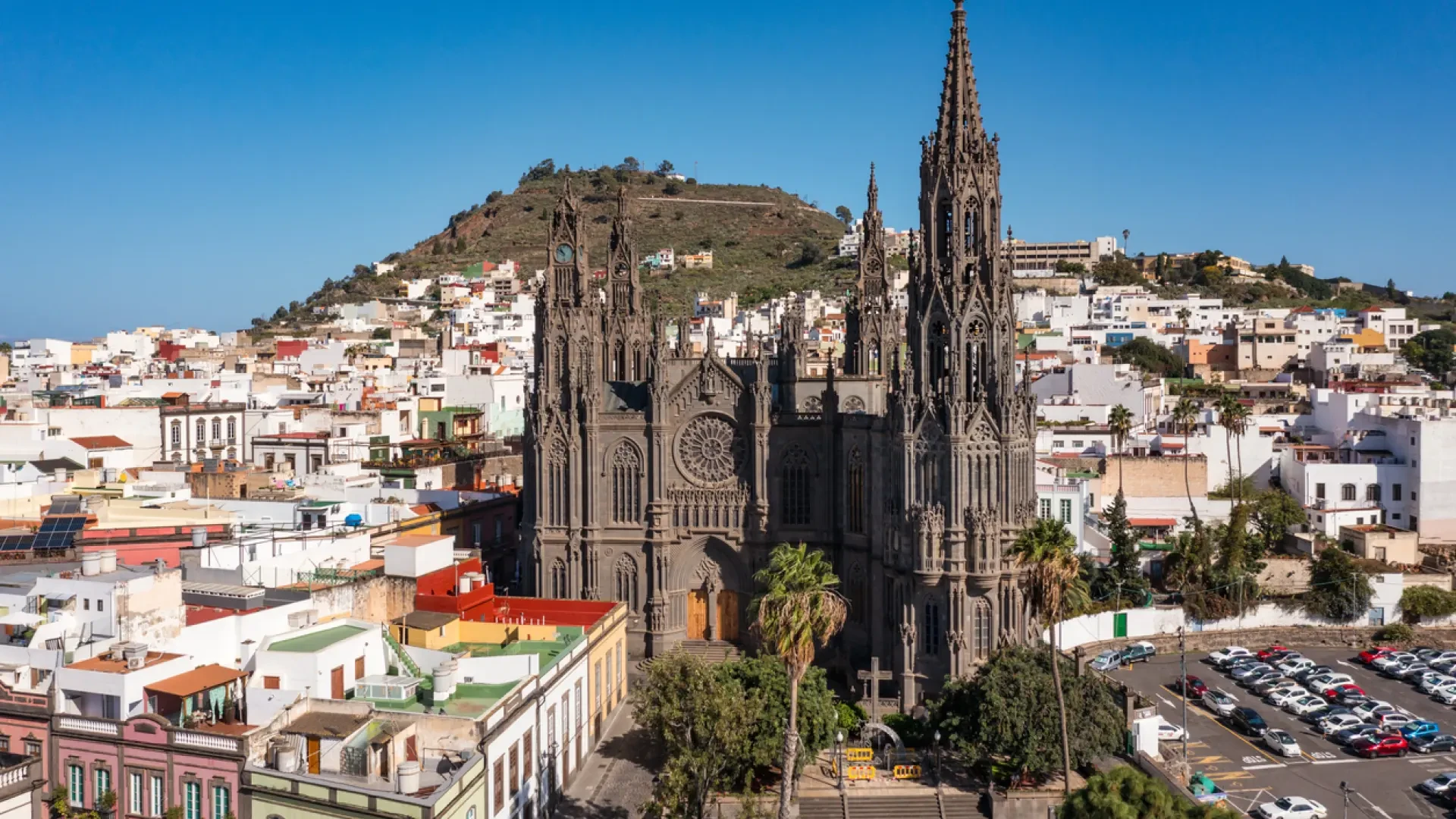 El pueblo de Gran Canaria con casas coloridas, bonitos jardines y una imponente iglesia de piedra volcánica