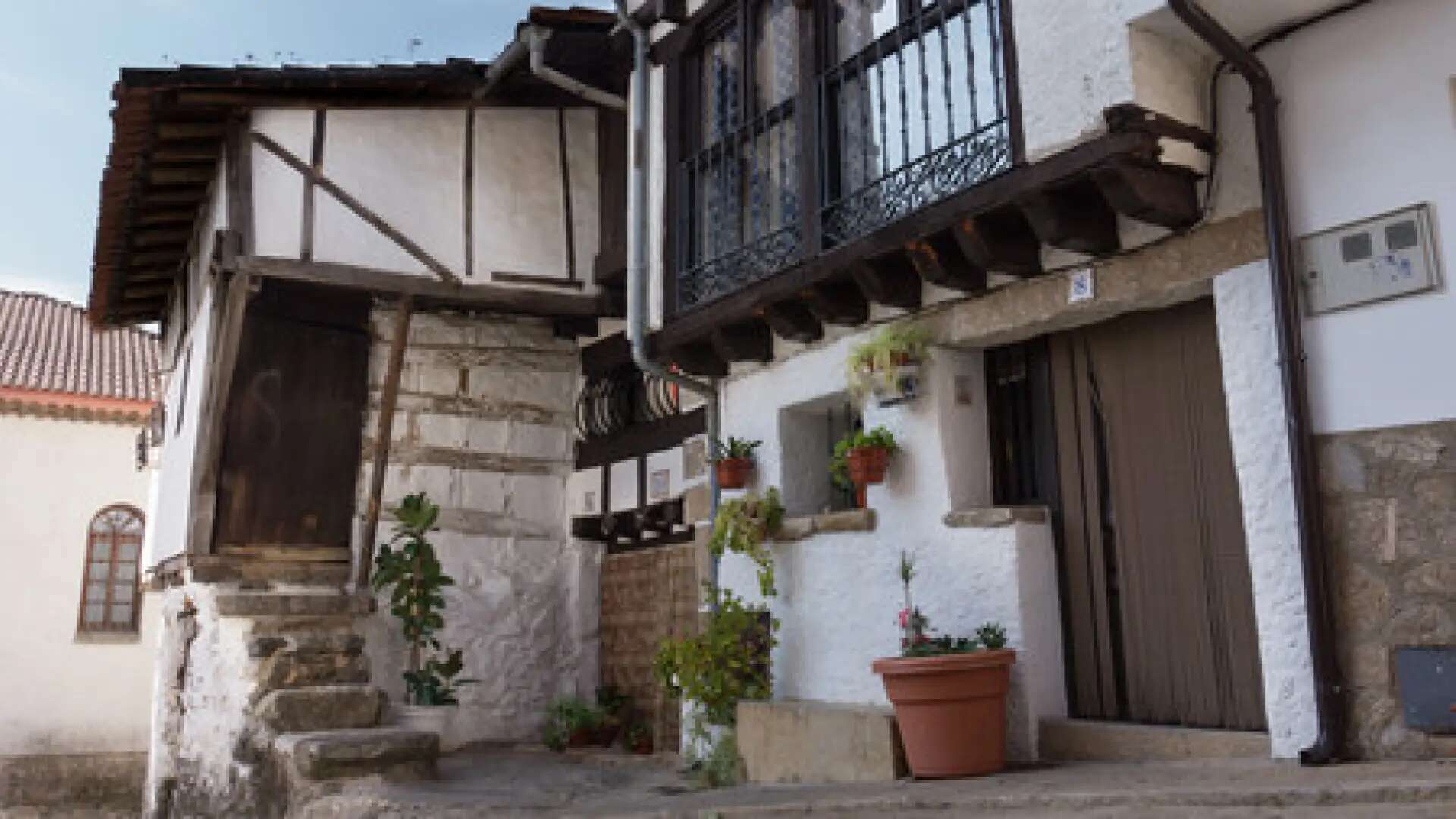 Parece un pequeño pueblo de Andalucía, pero no lo es: está en Ávila y enamoró a Camilo José Cela