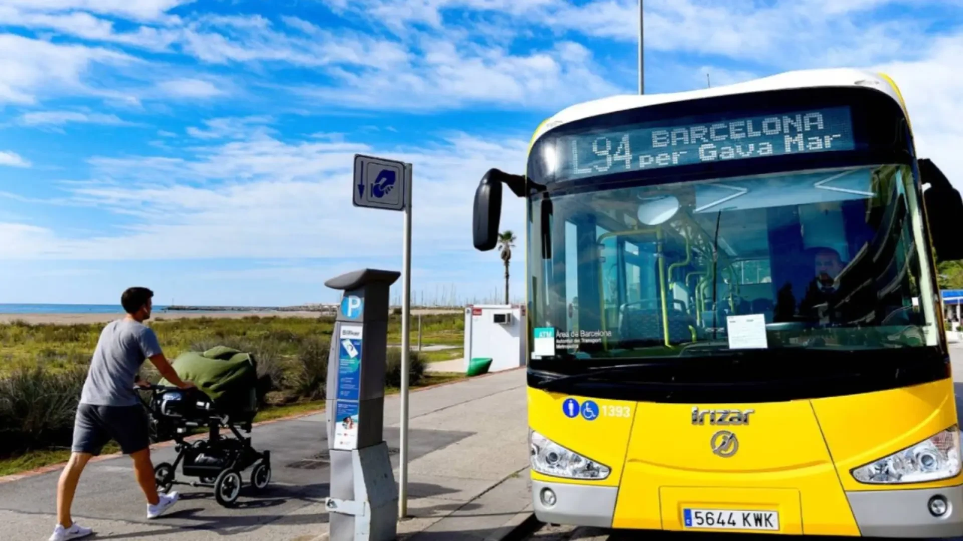AMB refuerza el servicio de bus metropolitano para llegar a las playas este verano