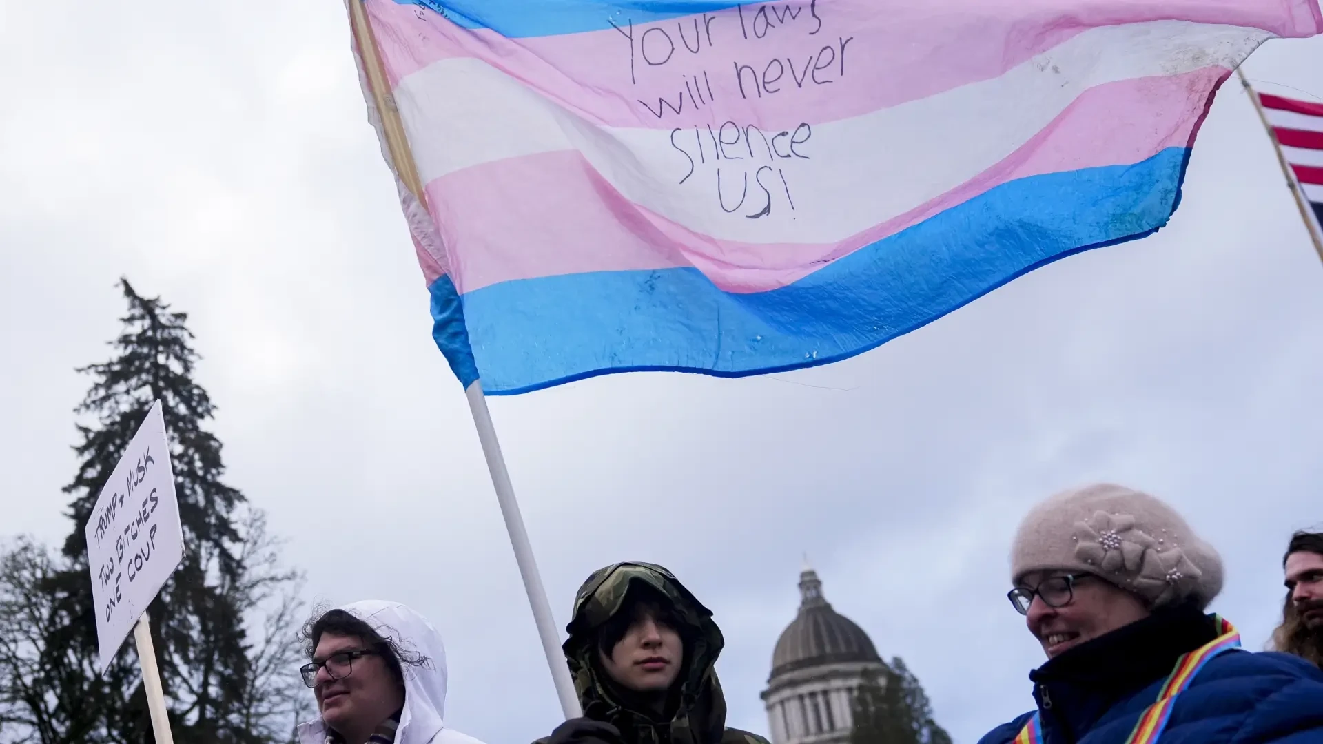 Un juez bloquea parte de las órdenes de Trump contra los programas diversidad y transgénero