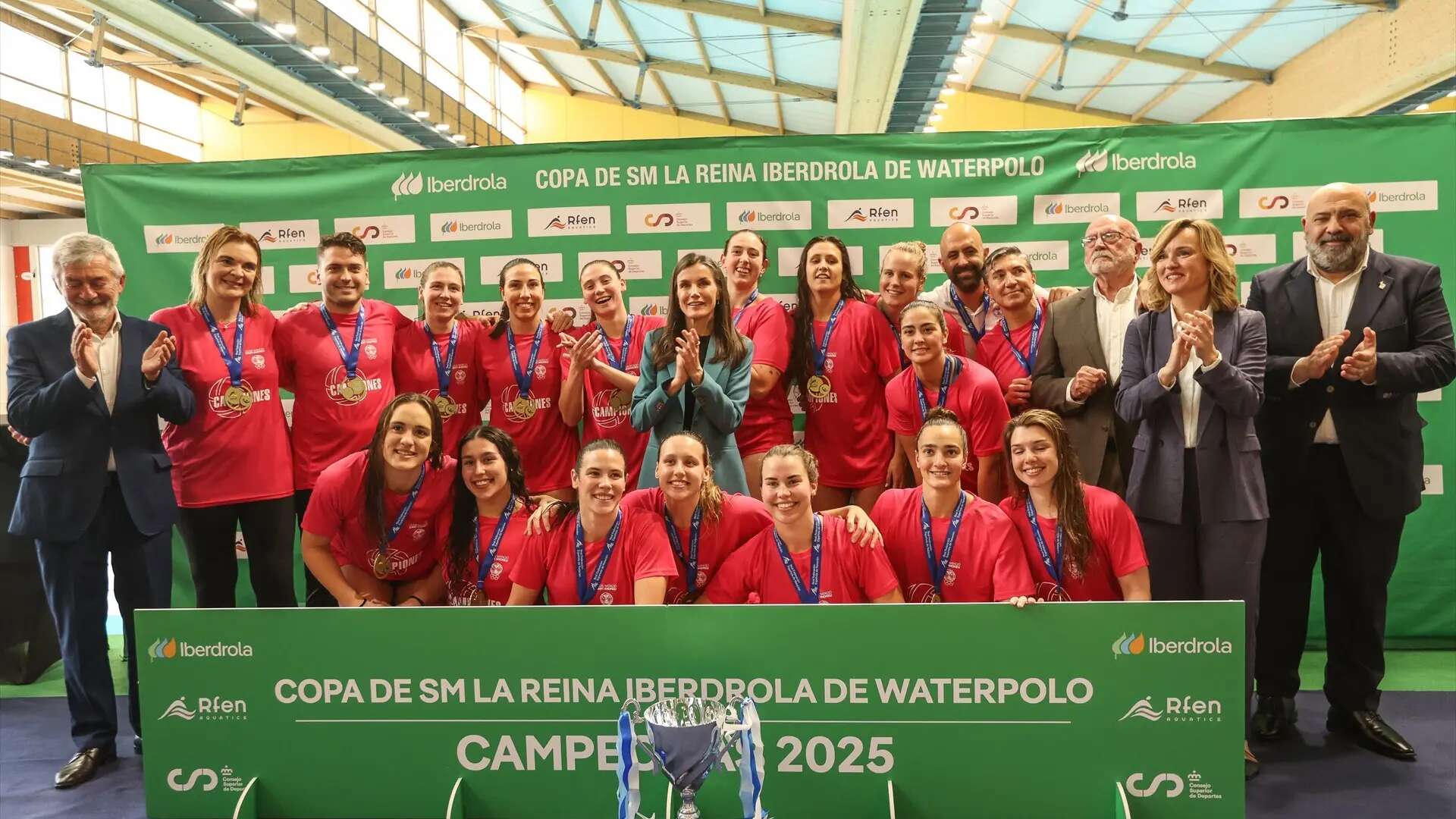 Letizia entrega la Copa de la Reina de waterpolo al Sant Andreu