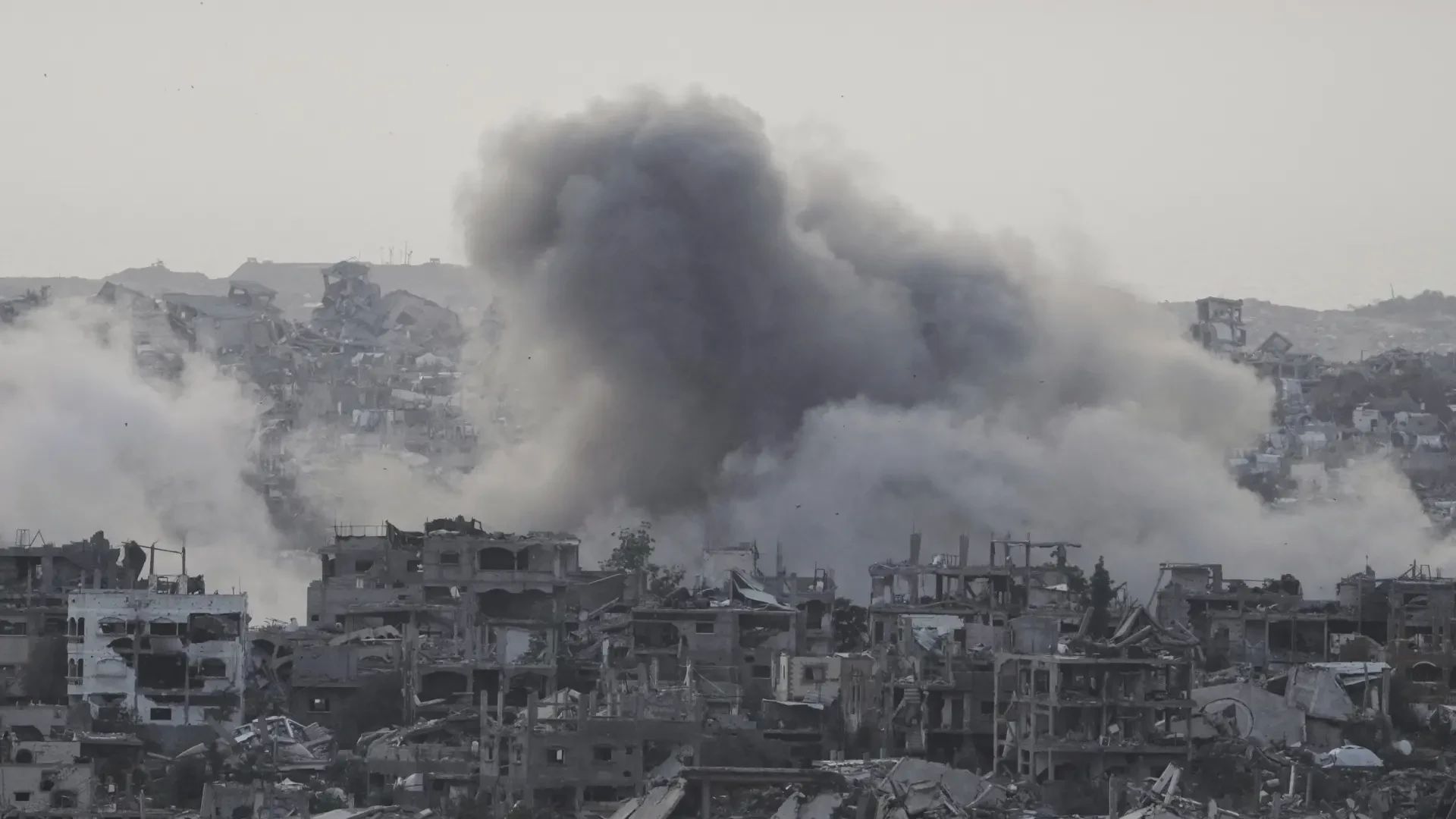 Israel lanza una ofensiva en Gaza que deja 100 muertos mientras Trump insiste en su plan de expulsión de gazatíes
