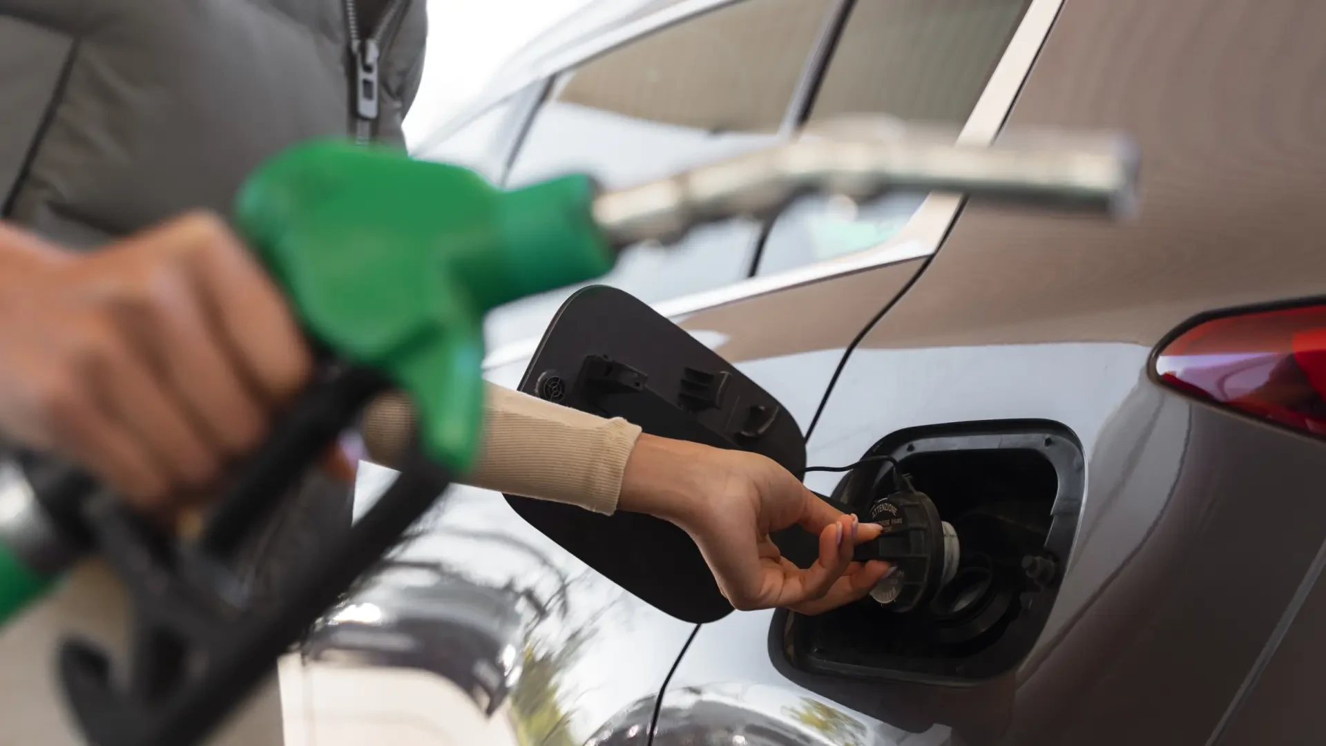 ¿Desafía la caída del petróleo a los precios en las gasolineras? Esto augura el mercado