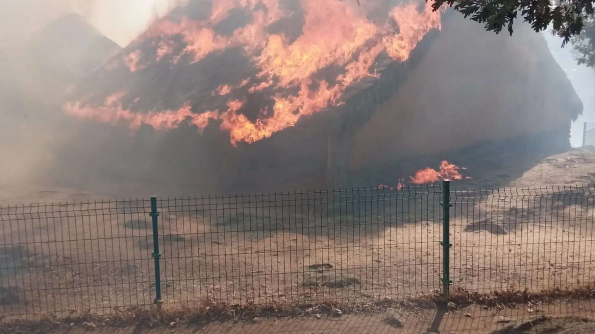 Un incendio en El Raso calcina las casas musealizadas del yacimiento del castro celta