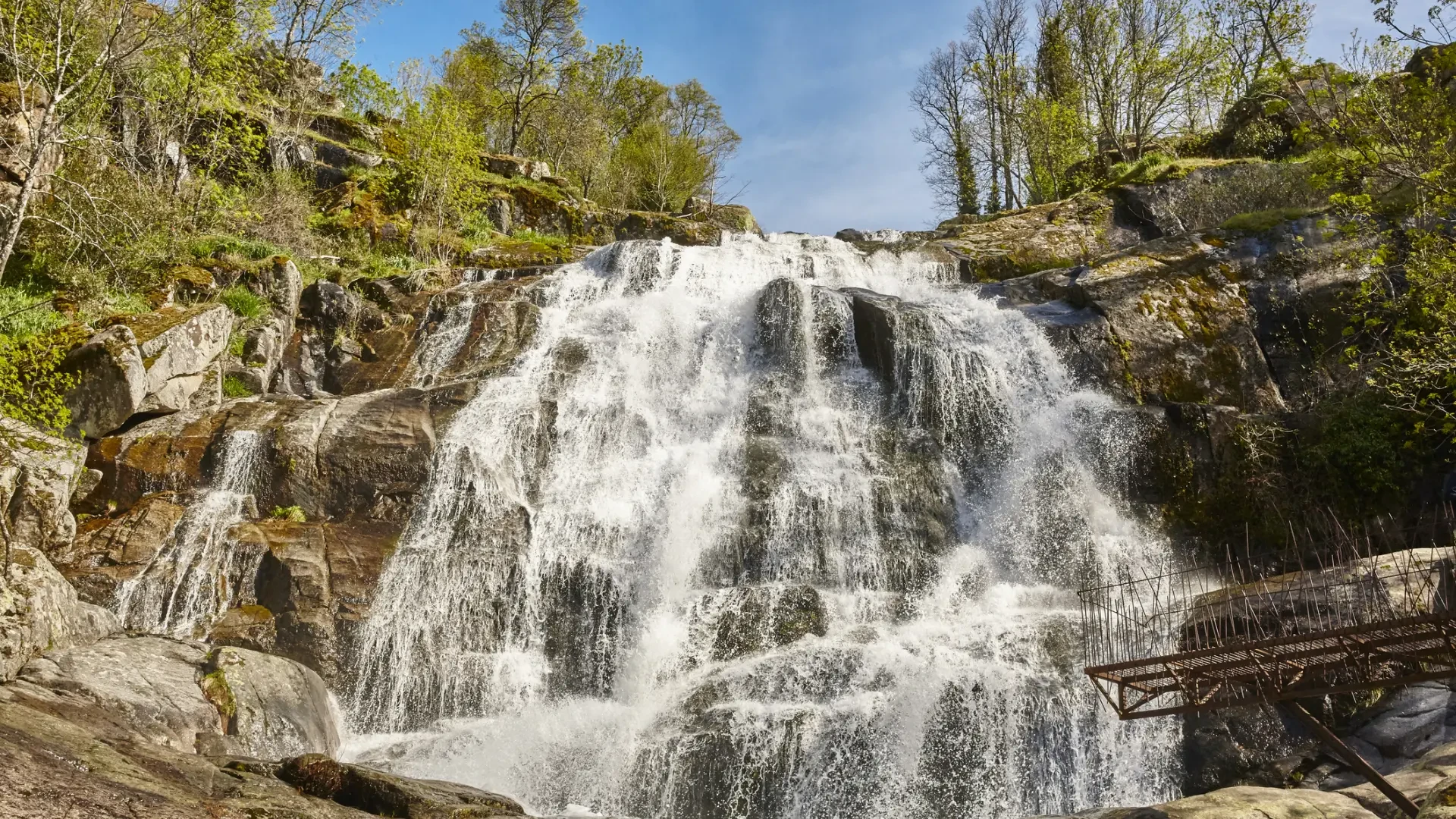 La ruta de Cáceres perfecta para primavera: descubre una cascada espectacular entre cerezos en flor