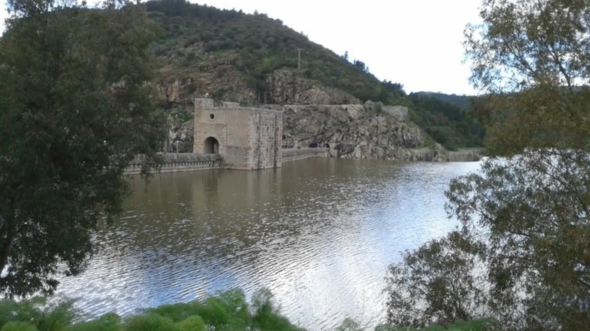 Buscan a una persona desaparecida en el embalse del Jándula tras hundirse la barca en la que navegaba