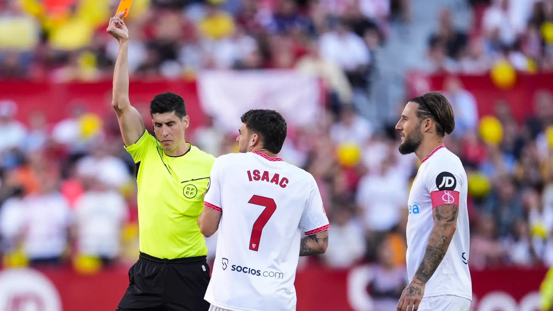 La teoría de Real Madrid TV sobre las expulsiones a favor ante el Sevilla: 