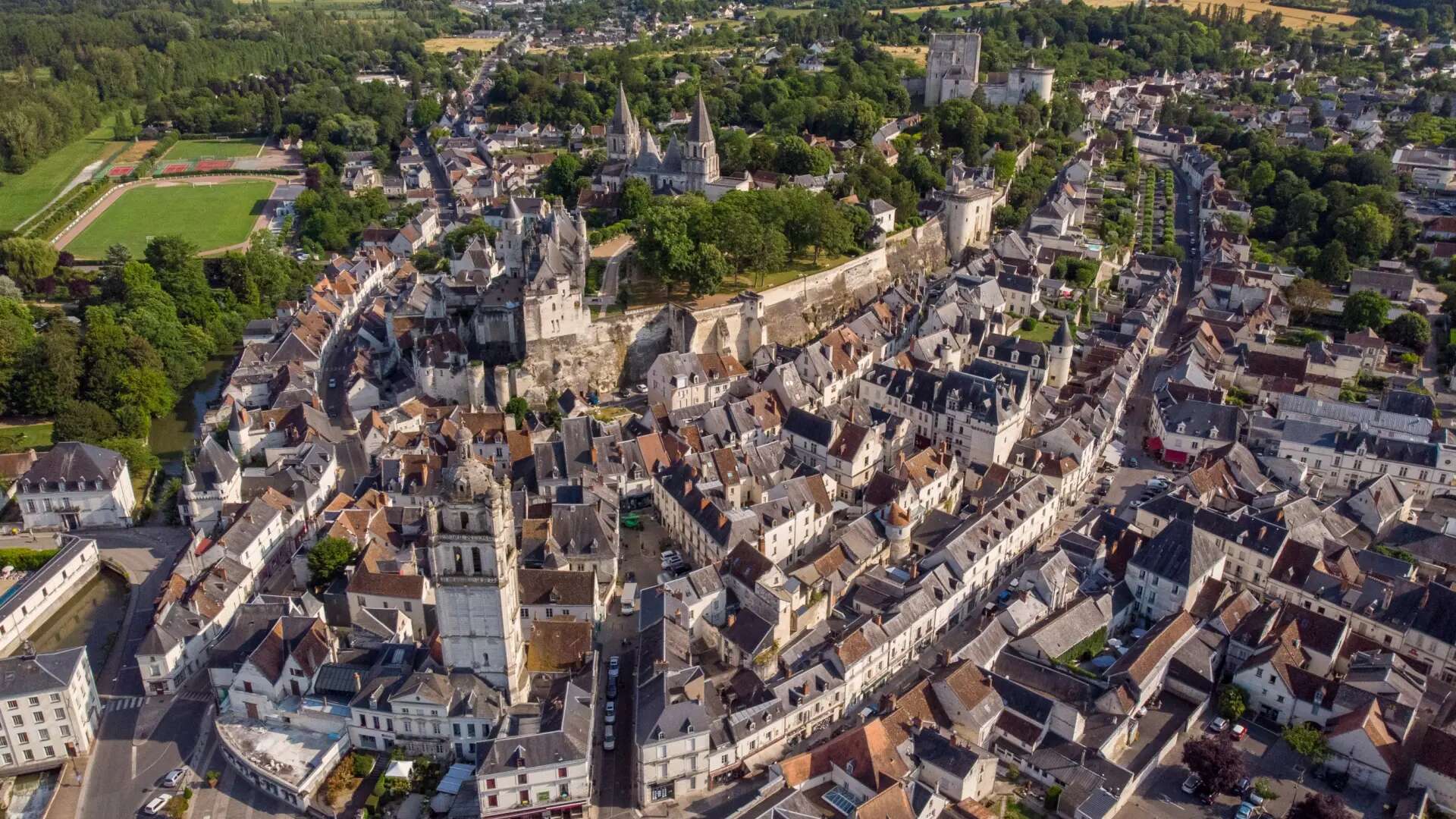 El pueblo conocido como 'la pequeña Carcasone' con una impresionante belleza medieval