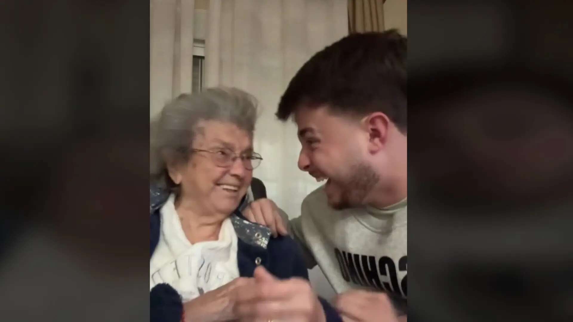 El divertido vídeo de un nieto y su abuela pidiendo una beca de la universidad: 