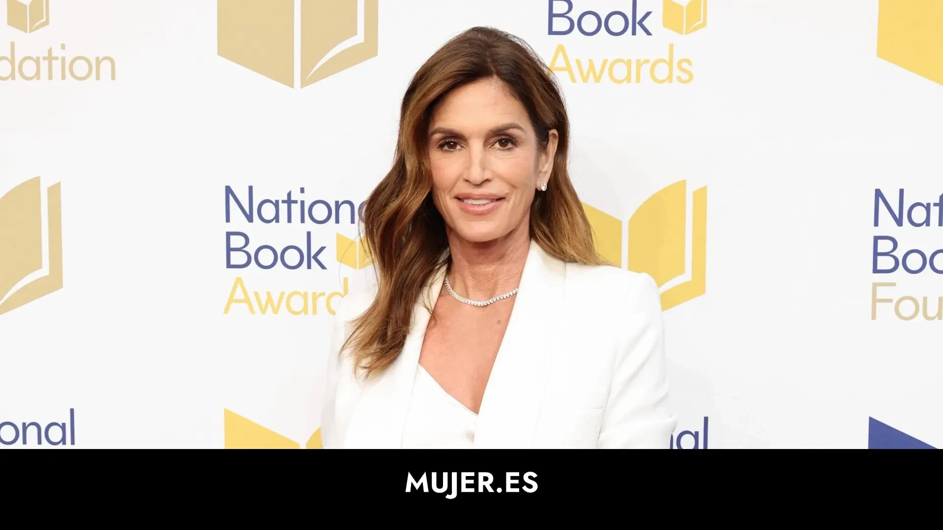 La sentadilla con peso que Cindy Crawford hace cada día en casa para mantenerse en forma