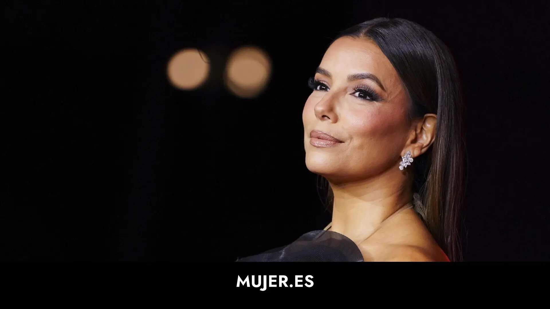 Eva Longoria cumple 50 años presumiendo de abdominales con un vestido con aberturas extremas