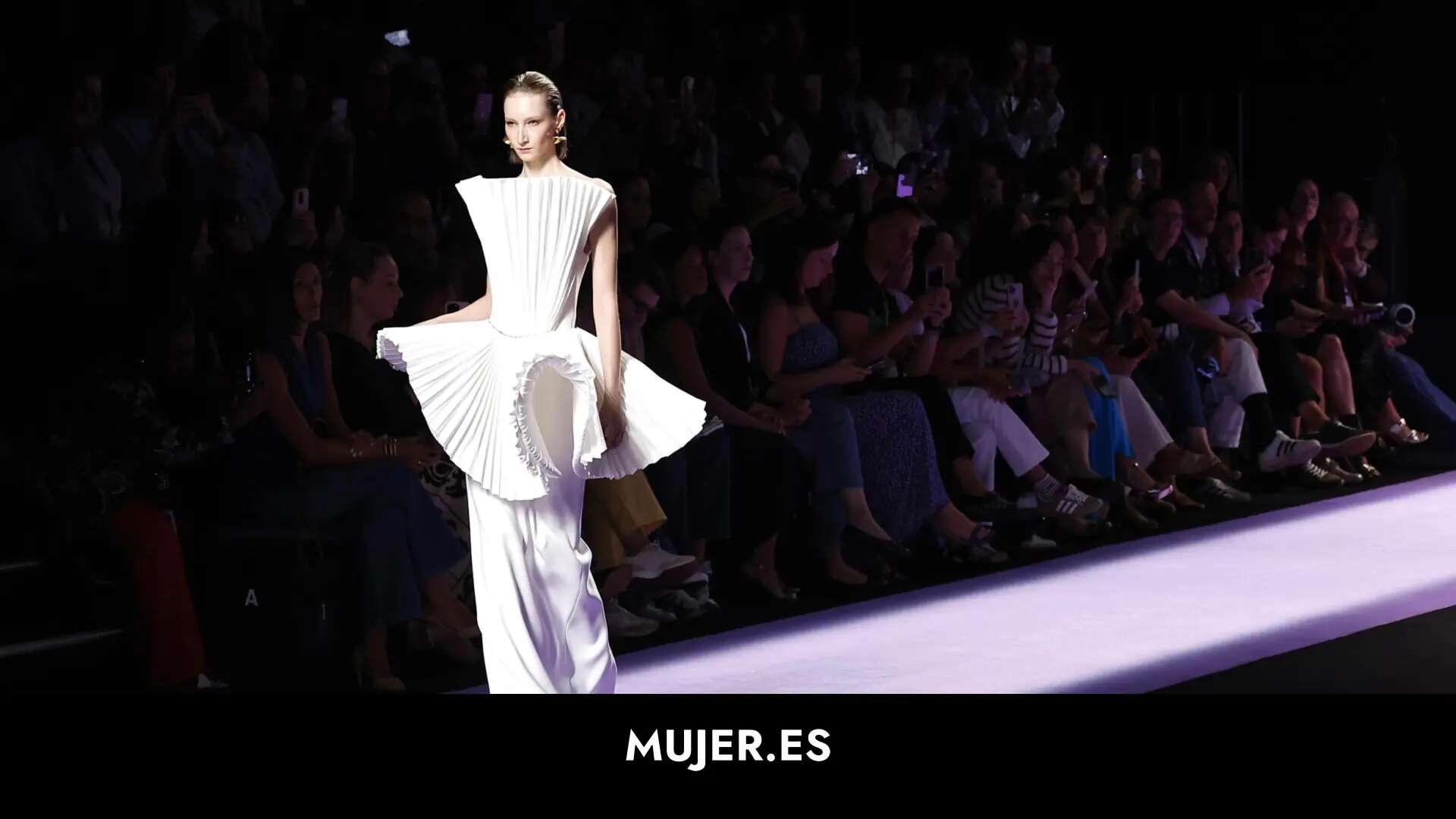 Capas, riñoneras y ¿abrigos? Las propuestas de Isabel Sanchís para la primavera-verano en la MBFWM