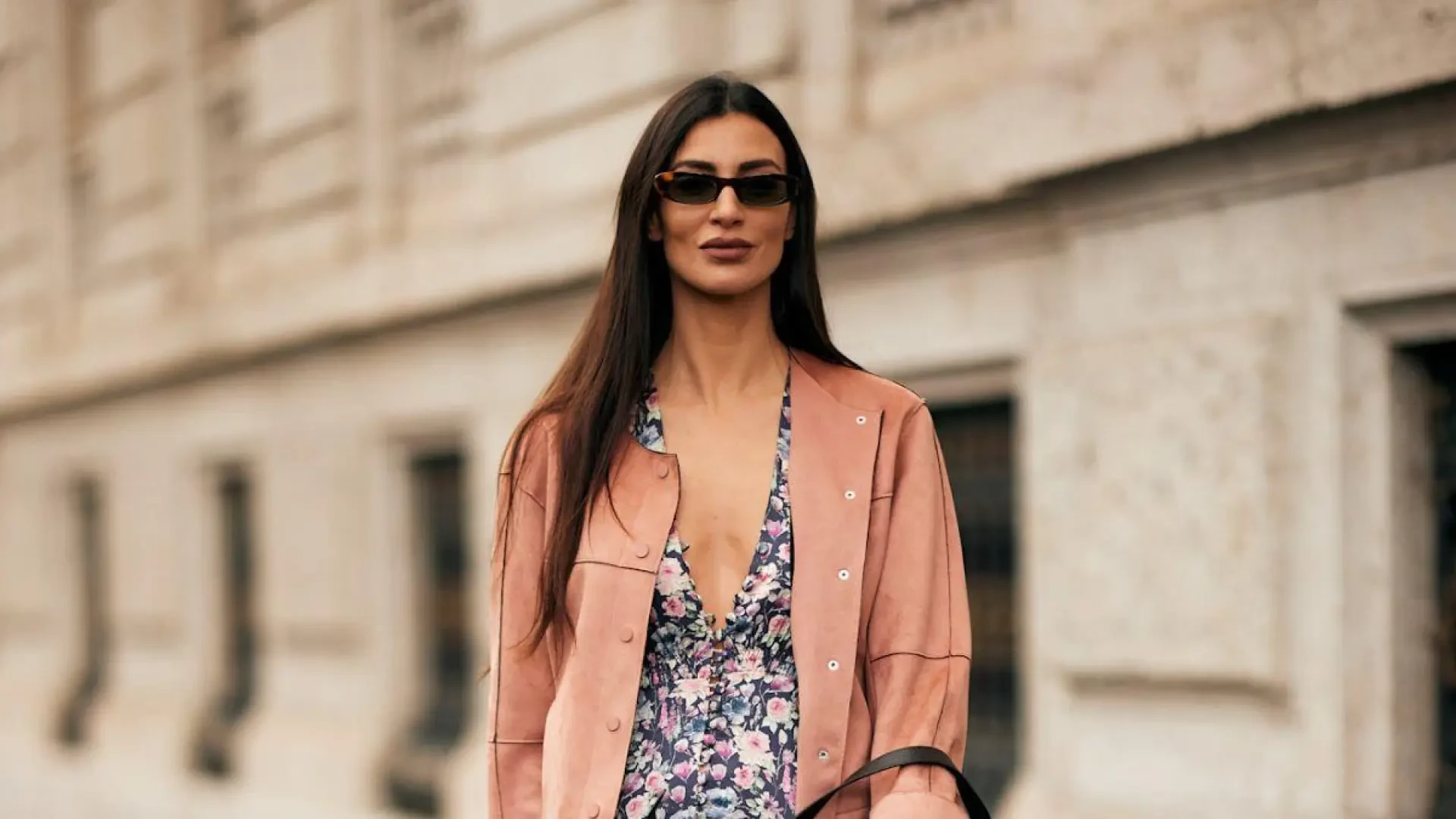 No lleva ni un mes en Zara y está a punto de agotarse: el vestido de flores que te lleva a Italia
