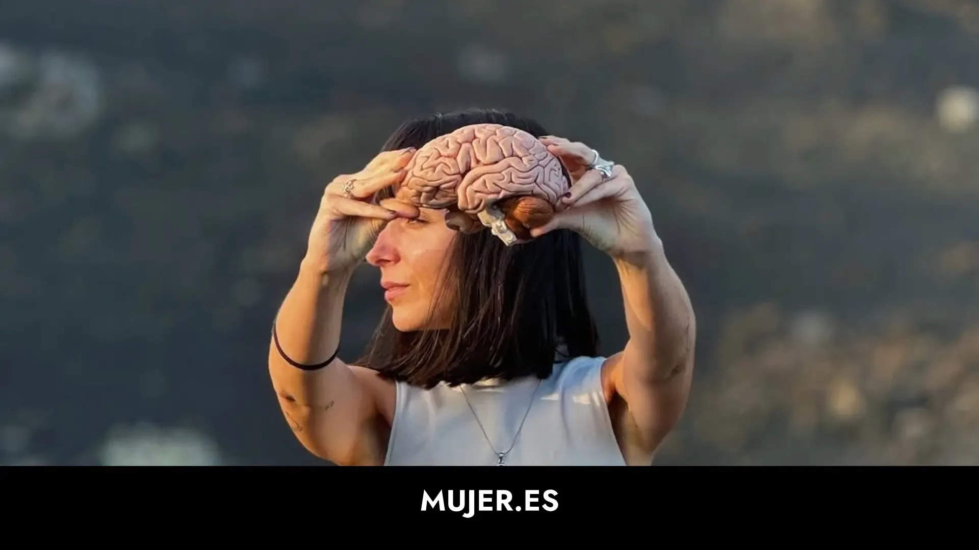 Una experta en neurociencia explica por qué le escribes a tu ex después de beber alcohol
