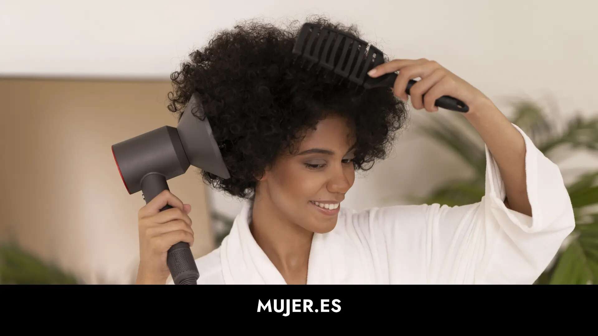 No es el secador más famoso, pero este modelo tiene tecnología 'antifrizz' y accesorios 