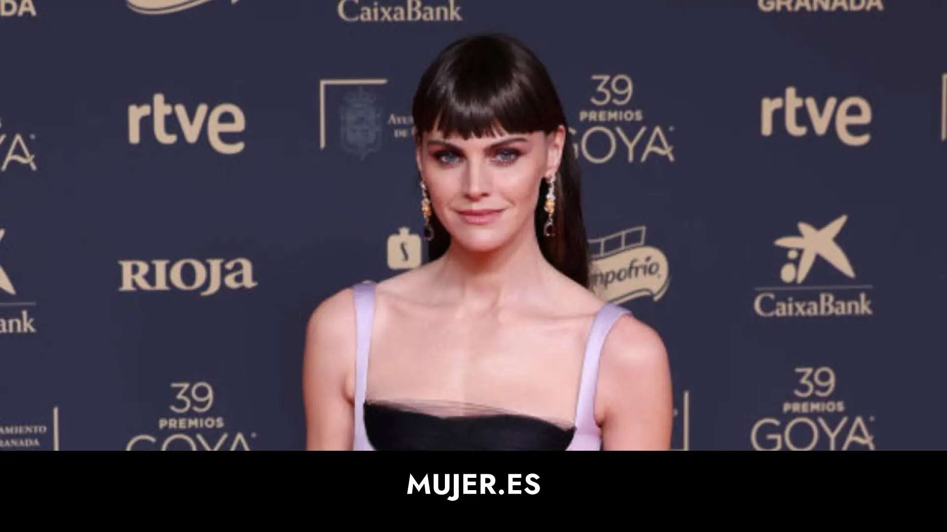 Amaia Salamanca estrena en los Goya 2025 el flequillo que más se va llevar esta temporada porque favorece y estiliza el rostro