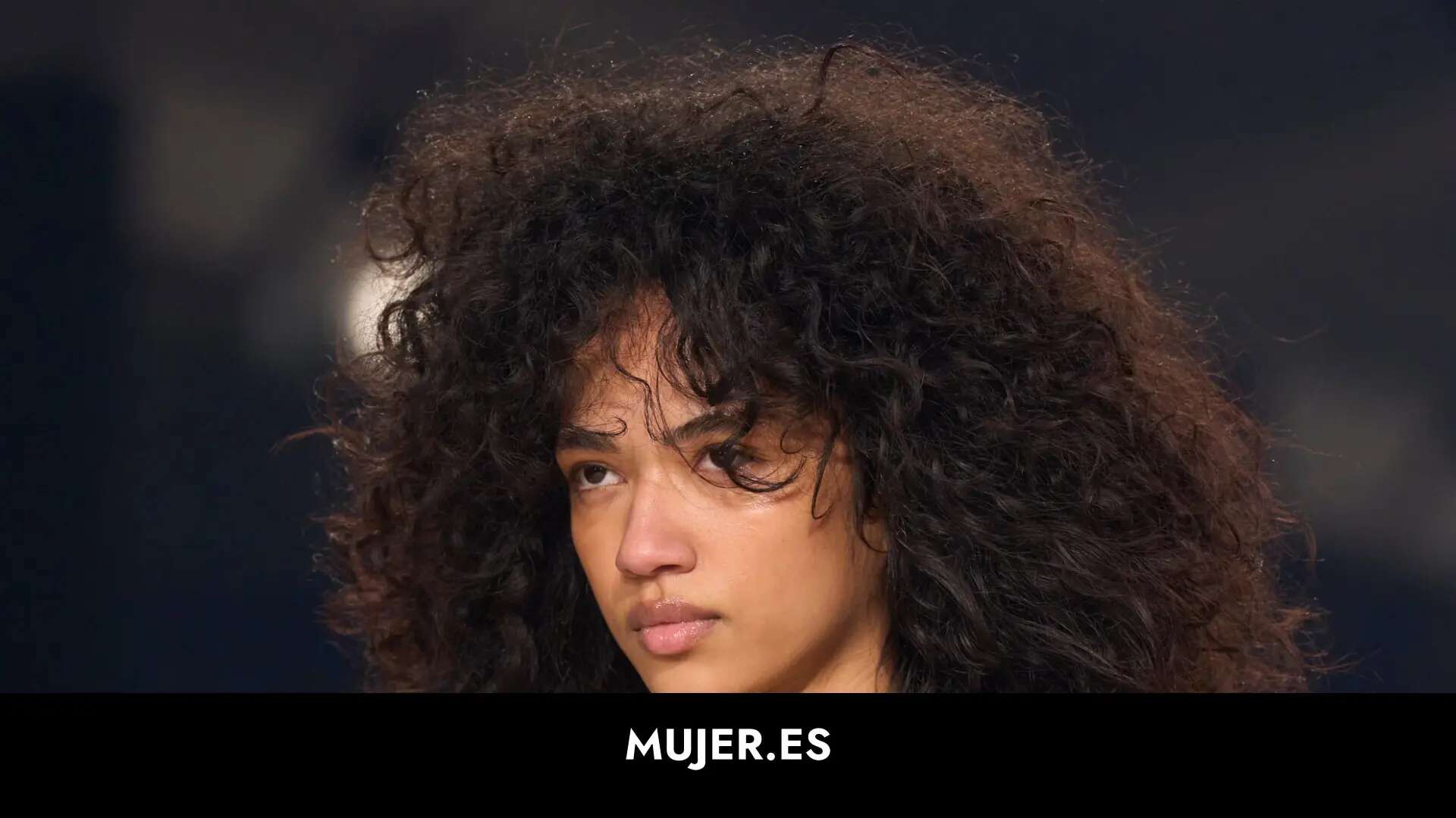 Así es el flequillo 'messy bang': una tendencia rebelde para dar actitud al cabello rizado