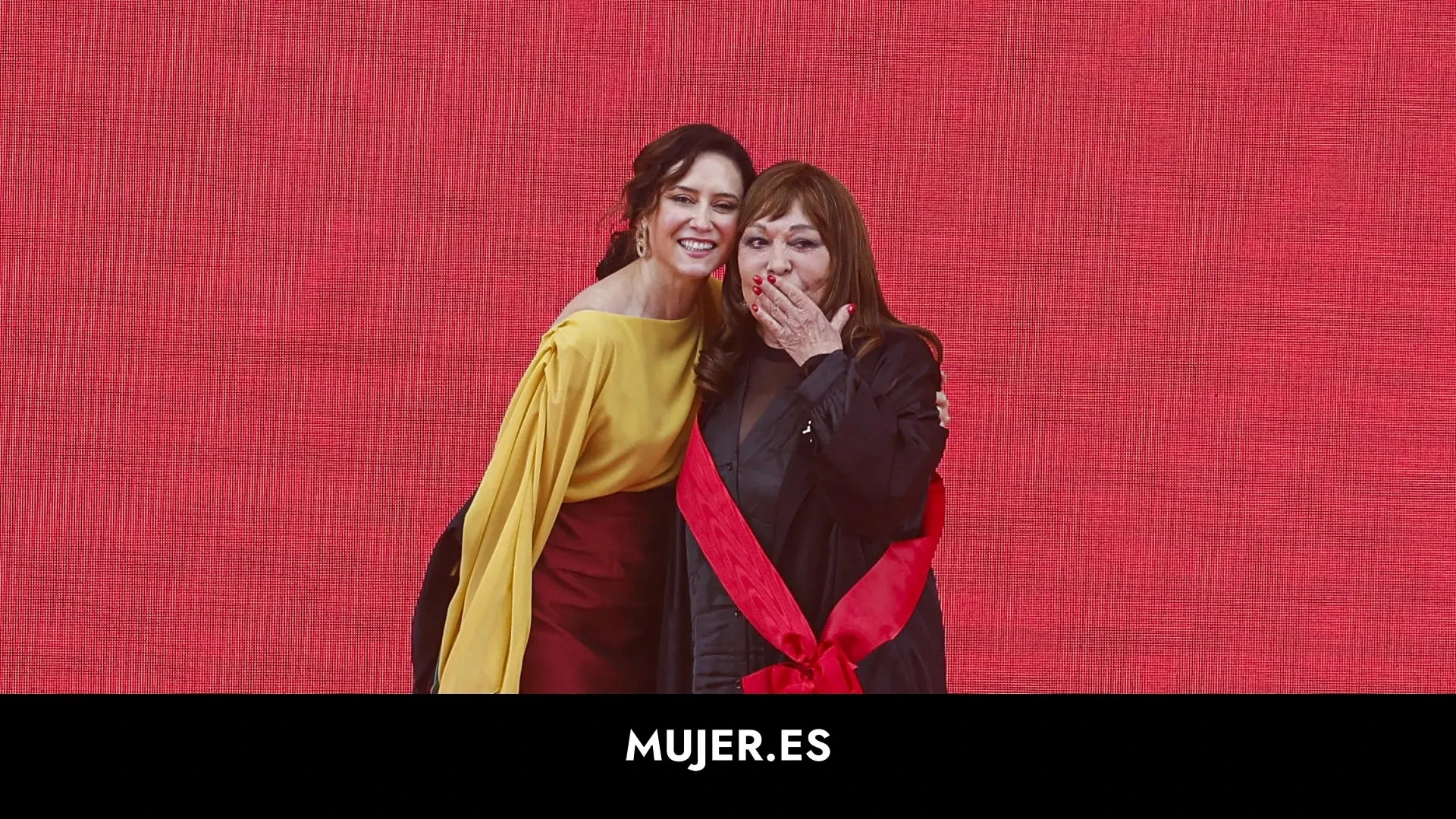 Massiel, emocionada, recoge su galardón en el Día de Madrid con este interesante vestido 