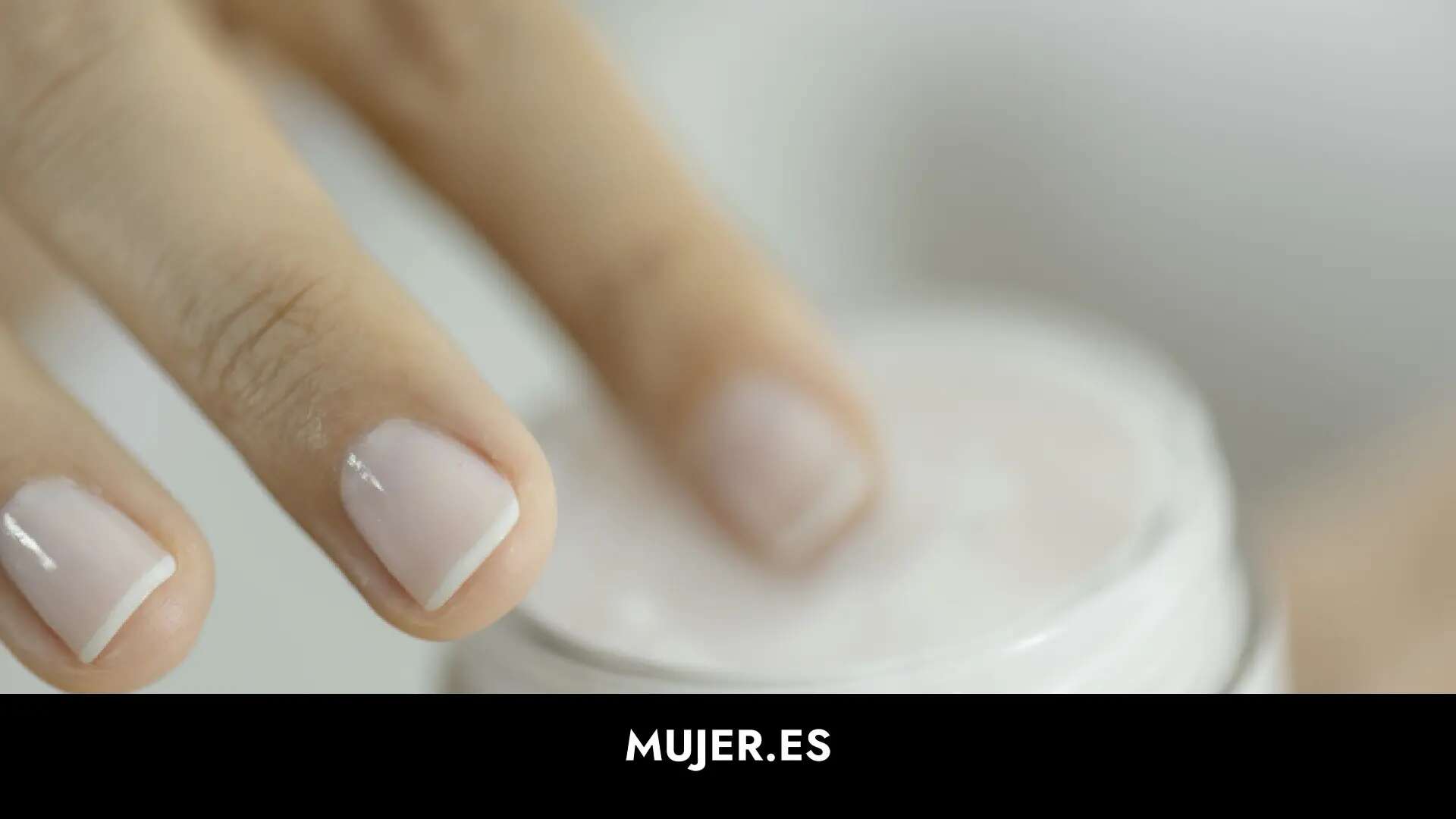 La manicura francesa se reinventa: así son las uñas 'glow french' que triunfarán esta primavera