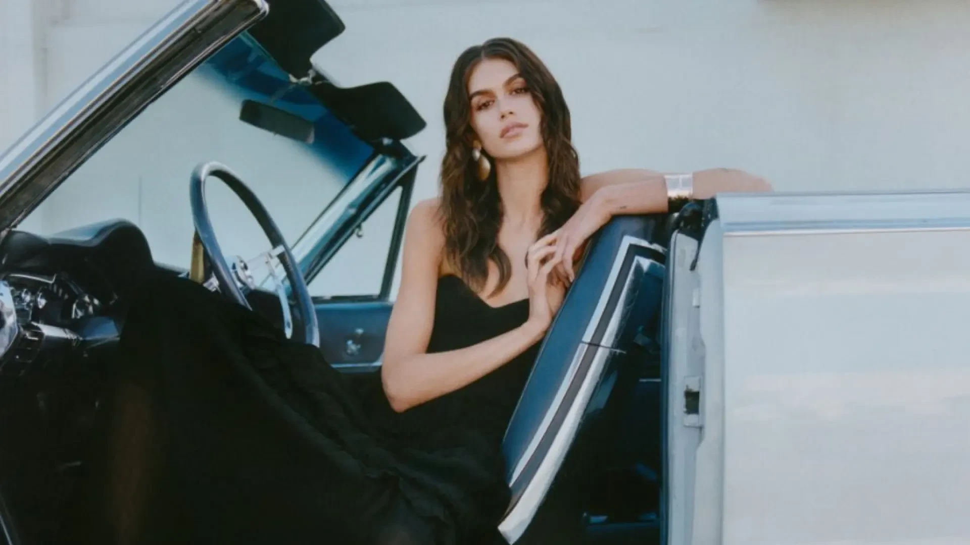 ¿Se puede vestir de negro en una boda? El vestido largo de Mango que te dará la respuesta