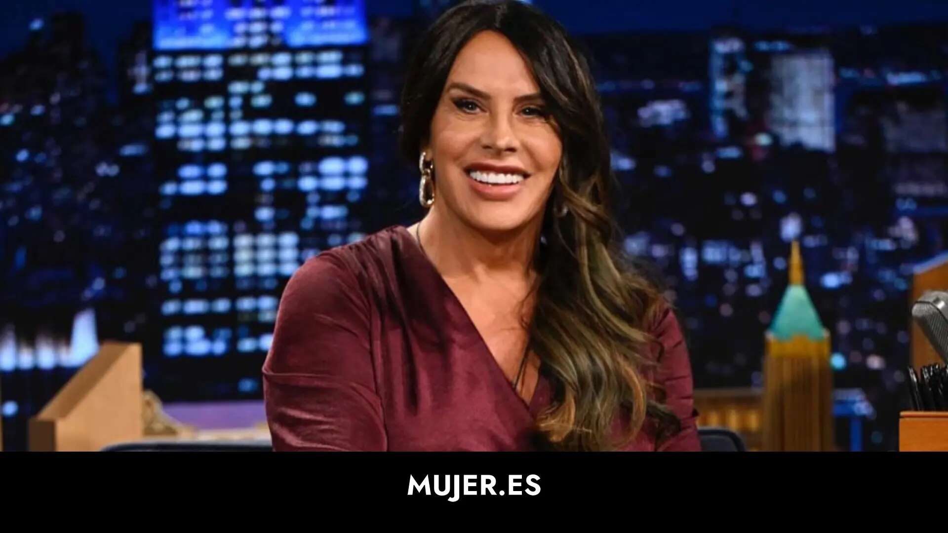 Karla Sofía Gascón va al programa de Jimmy Fallon con zapatillas de casa