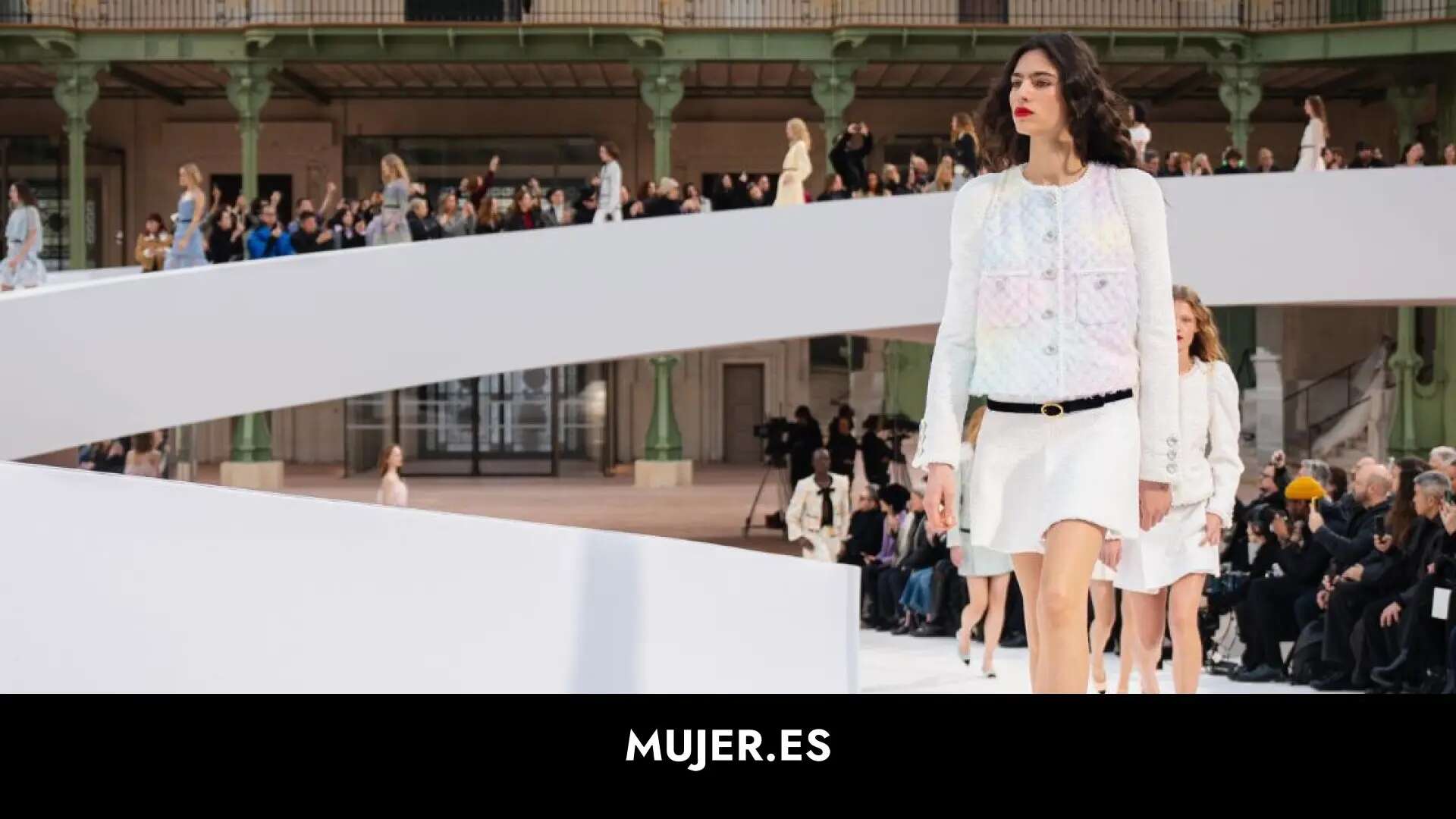 Chanel crea una pasarela infinita para presentar su colección Primavera-Verano