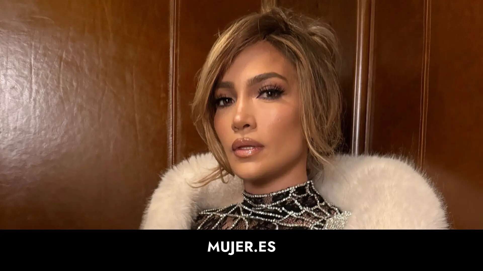 Jennifer Lopez aparece con un vestido de 'Spider-Woman' transparente en una alfombra roja