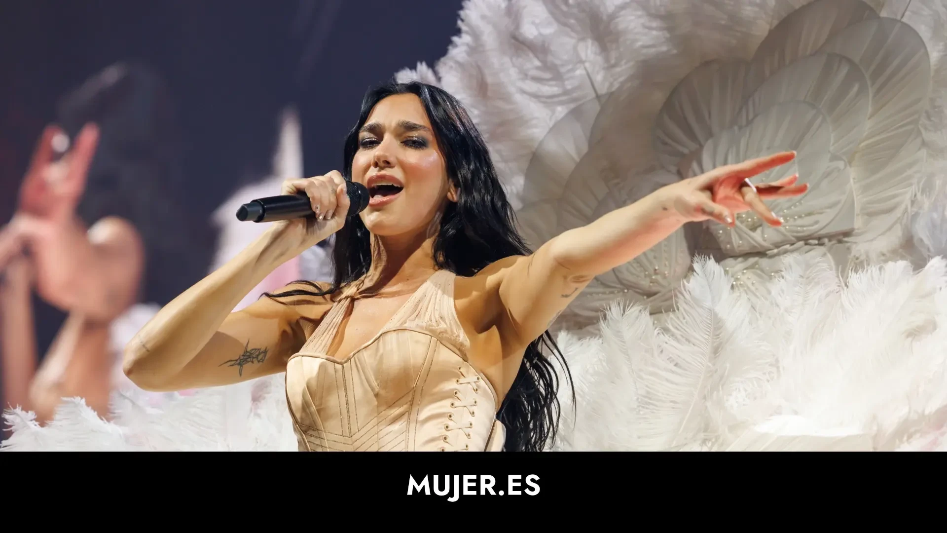 Así es el 'body' de Dua Lipa que aprovecha la física para transformar su 'look' en sus conciertos