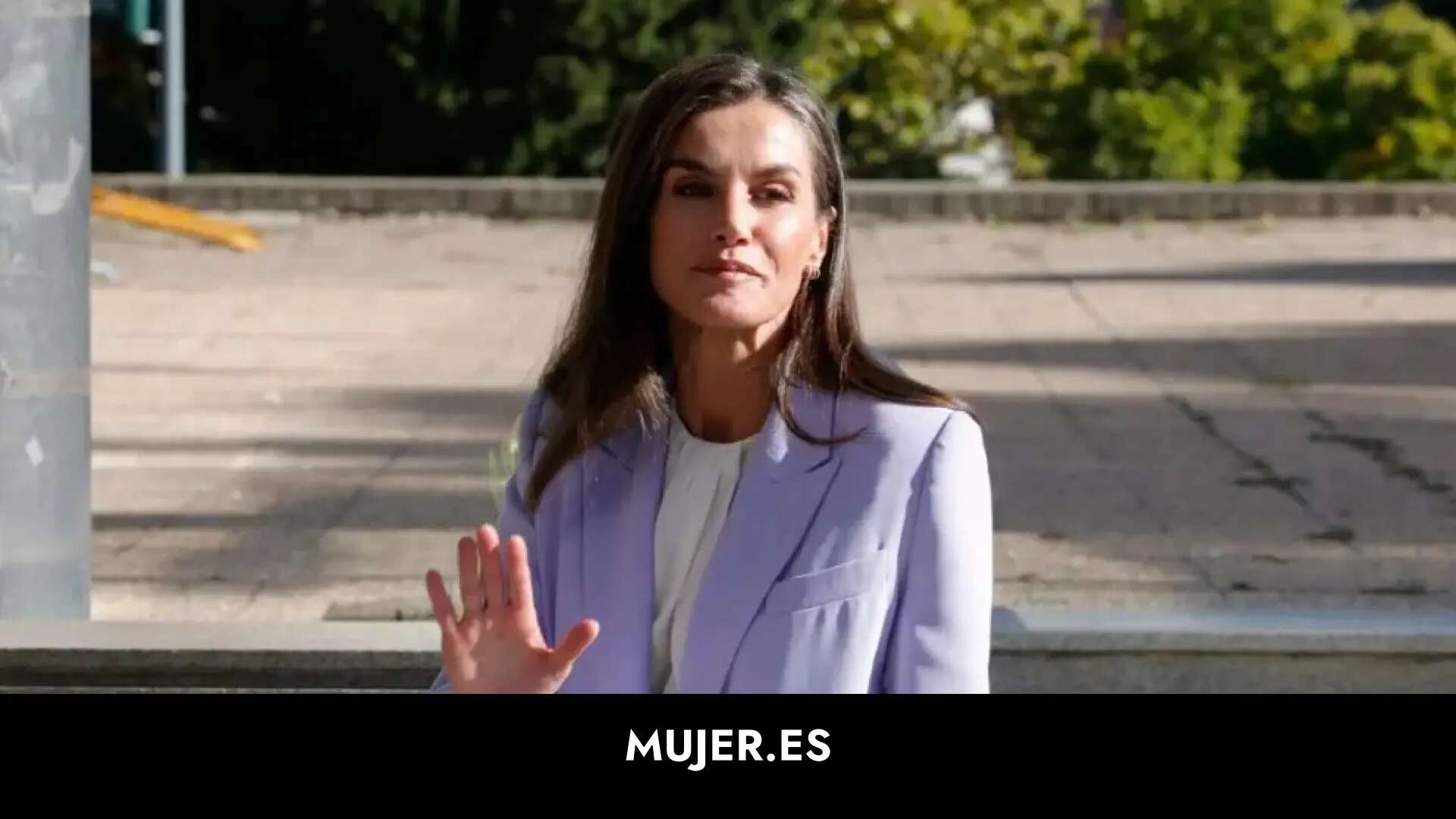 La reina Letizia, con gabardina de diseño y vestido y accesorios en 'rojo Ferrari' el 12-O