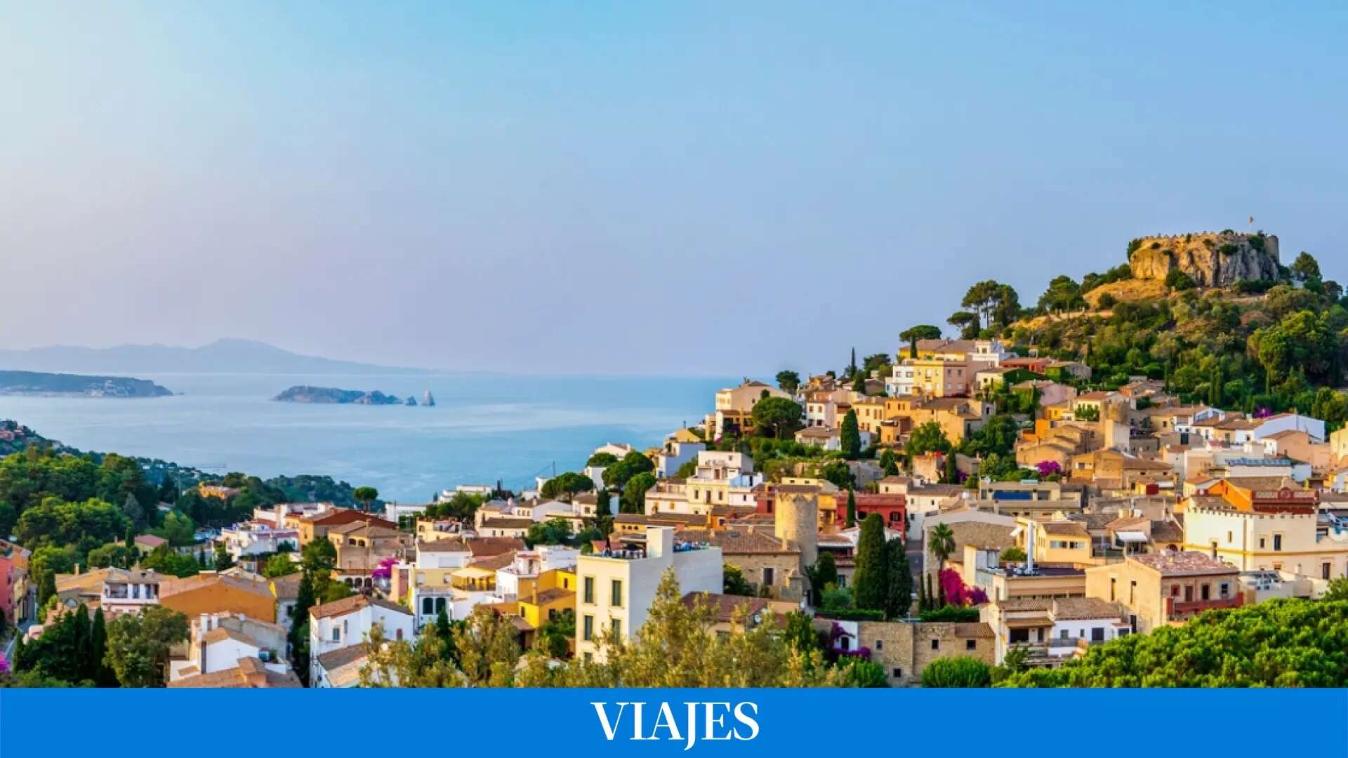 El bonito pueblo de Cataluña con un castillo medieval y playas a orillas del Mediterráneo