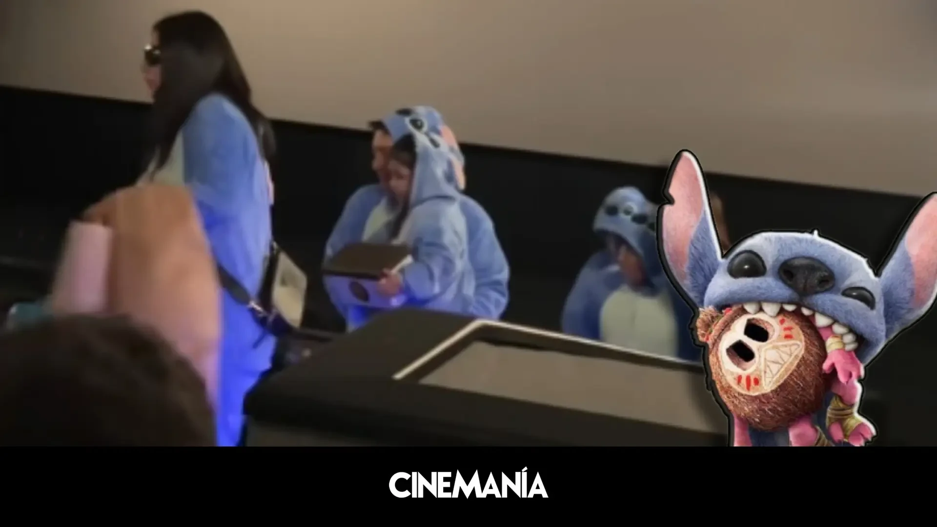 Una familia se disfraza para ver 'Lilo y Stitch', sorprende al cine... y este es el significado de 'Ohana'