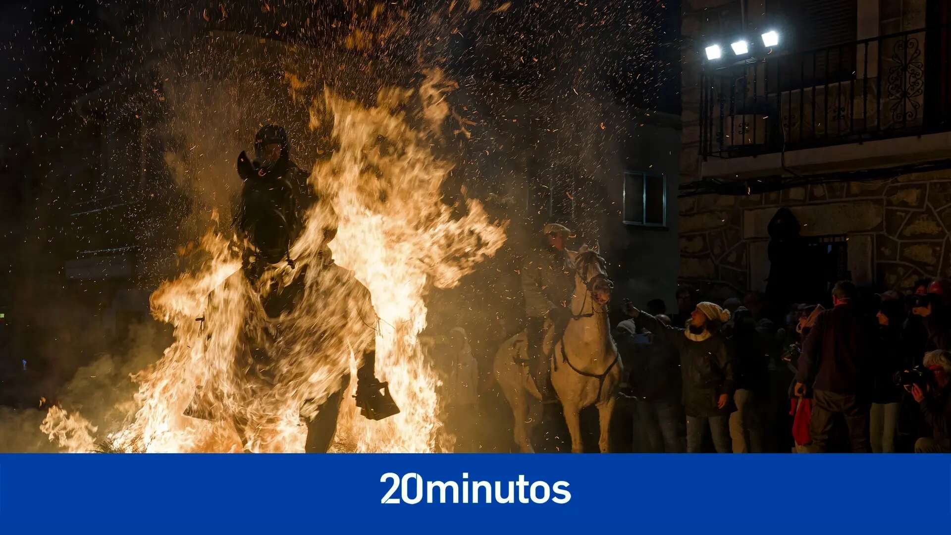 El fuego purificador de las 'luminarias' sumerge a San Bartolomé de Pinares