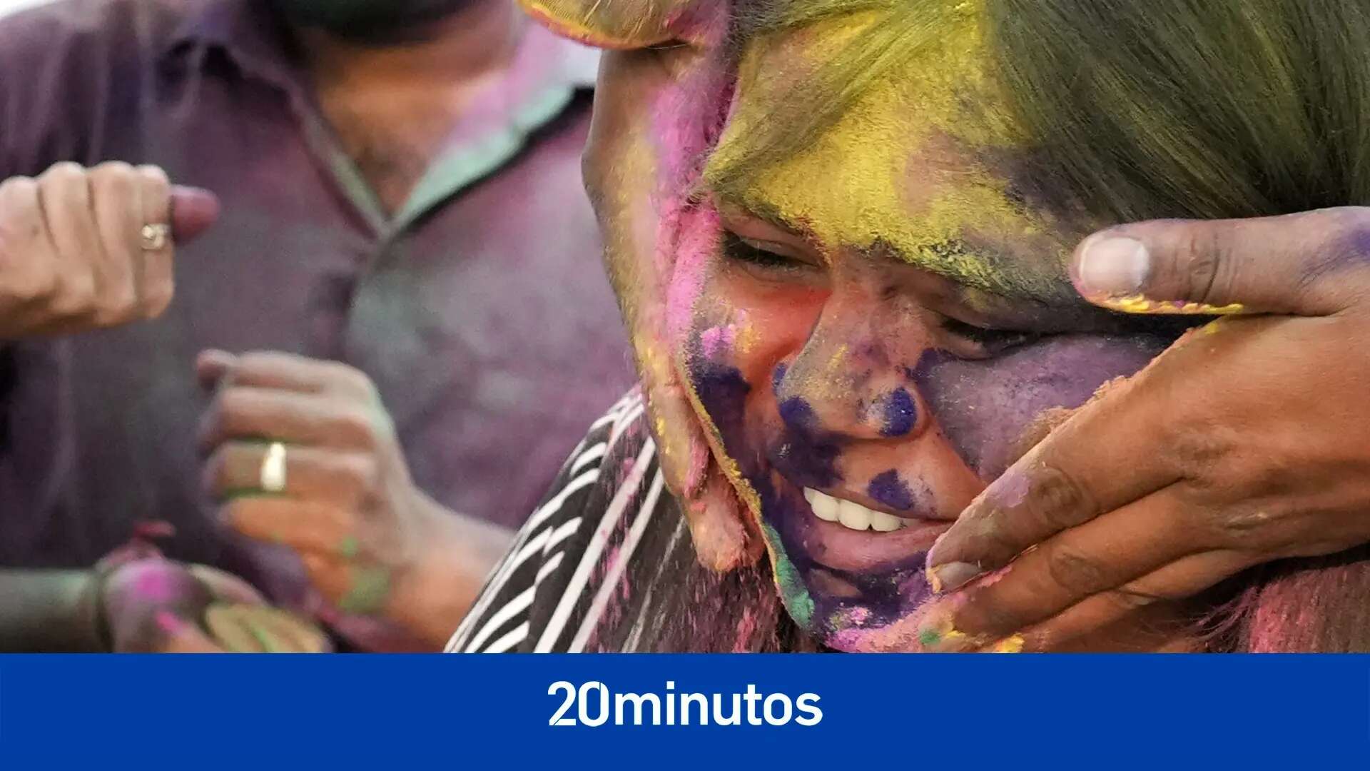 El festival Holi inunda de color la India y Nepal