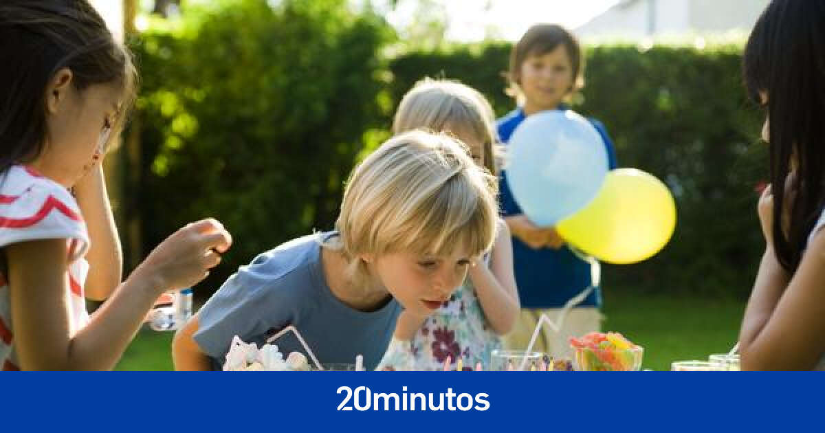 Por qué tu hijo no debería repartir invitaciones de cumpleaños en clase, según una maestra