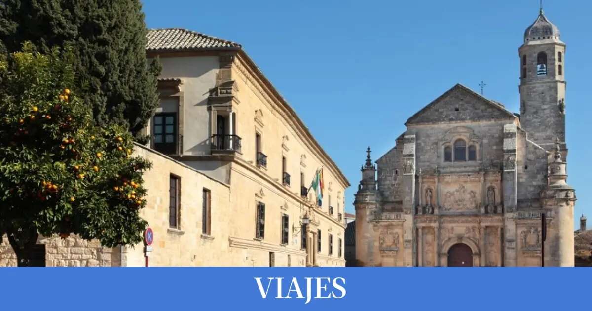 El bonito Parador en un palacio renacentista del siglo XVI con un patio nazarí