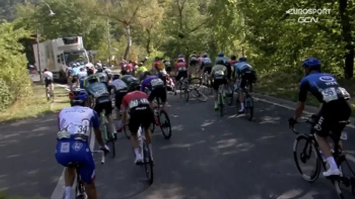 Un camión se mete en el recorrido del Tour de Luxemburgo y choca de frente contra los ciclistas