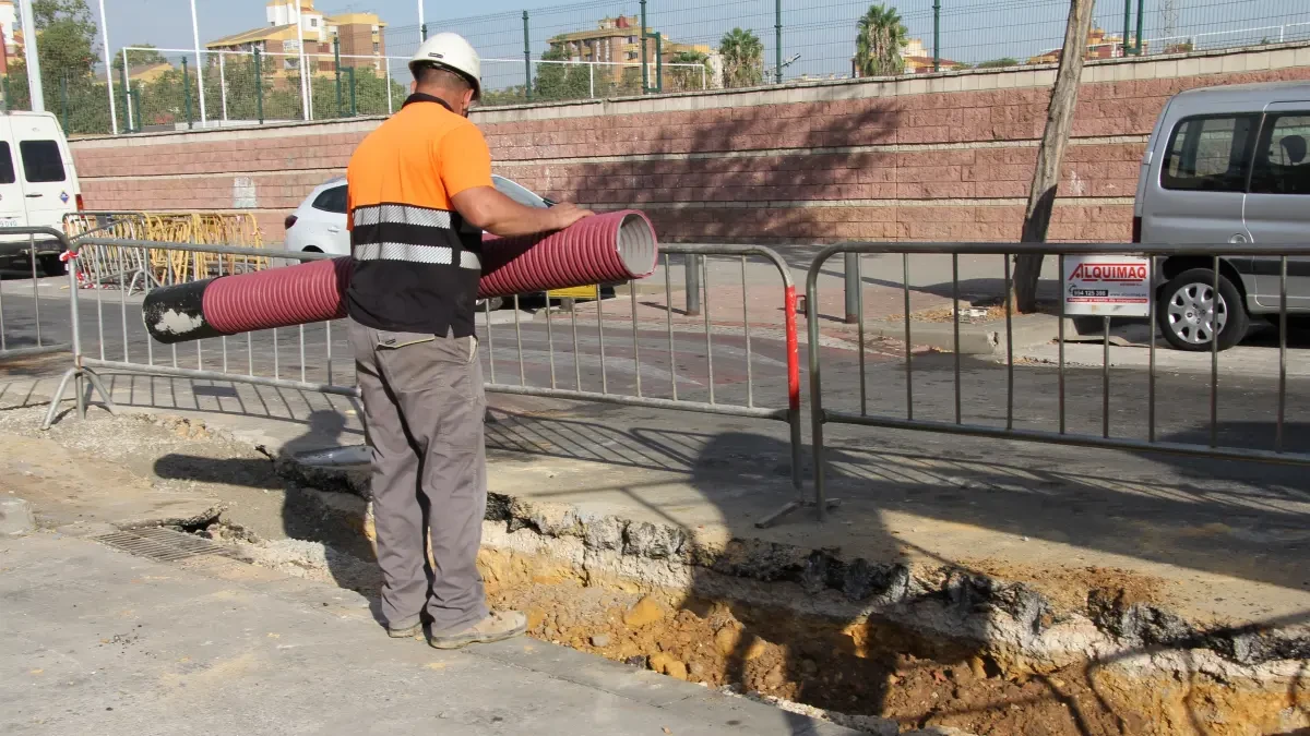 Endesa trabaja en la renovación de cuatro kilómetros de cableado de baja tensión en el Polígono Sur