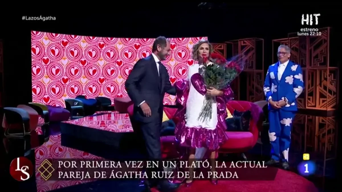Luis Gasset sorprende a Ágatha Ruiz de la Prada con un ramo de rosas en 'Lazos de sangre'